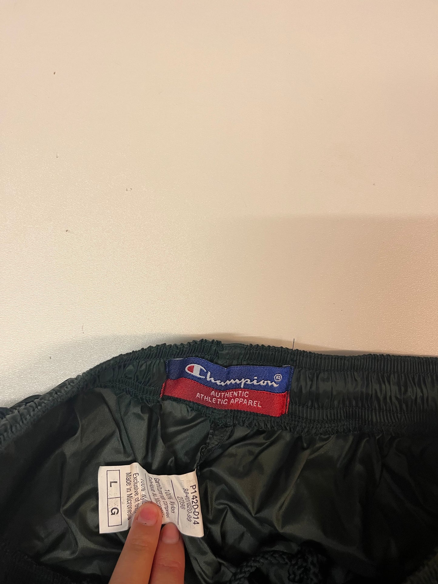 Entdecke unsere Vintage Track Pants von Nike und anderen Marken, erhältlich bei Valuxery.de - Dein Shop für trendige Vintage - Kleidung. Unsere Track Pants sind aus hochwertigen Materialien und
