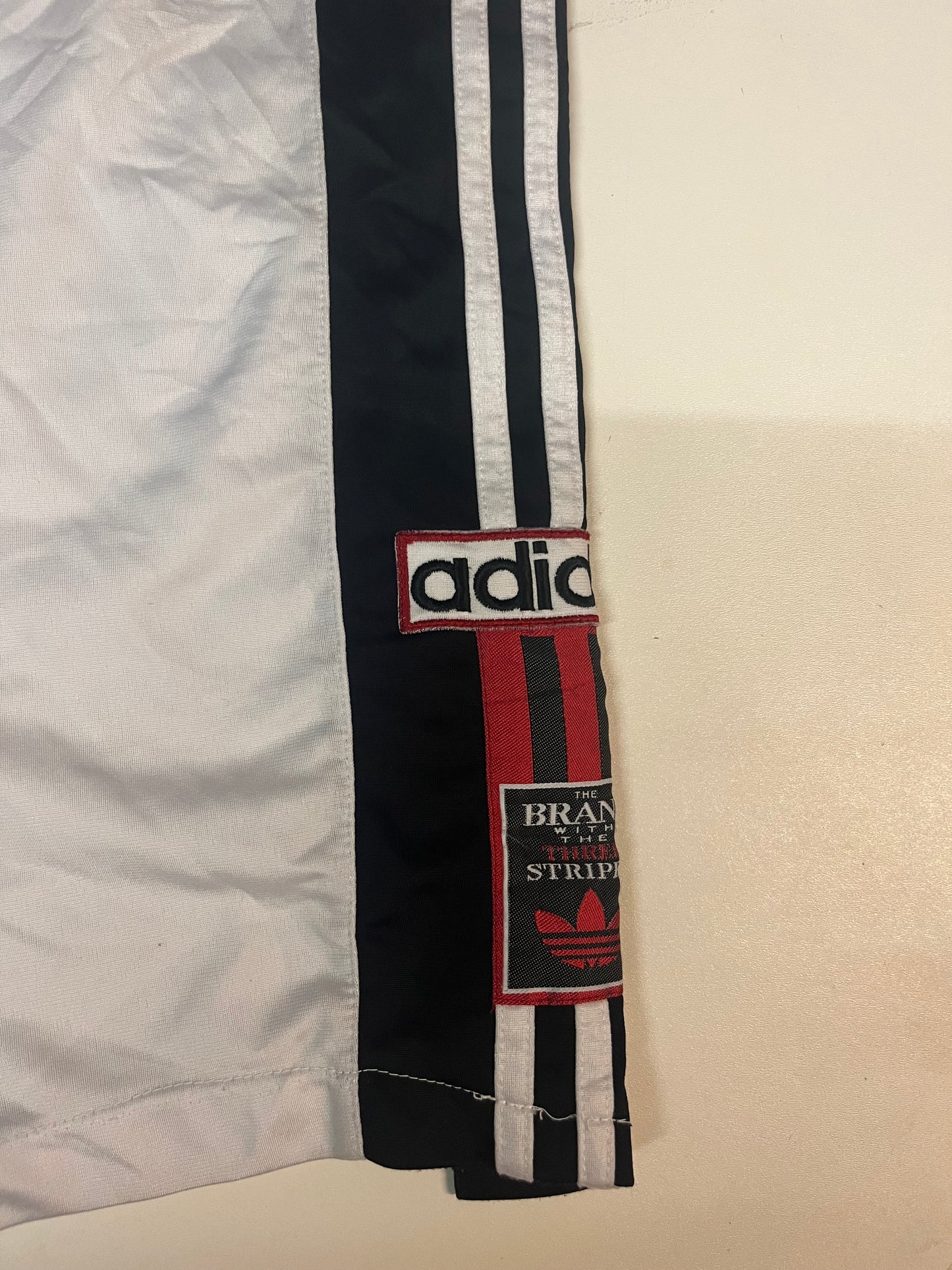 Entdecke unsere Vintage Track Pants von Nike und anderen Marken, erhältlich bei Valuxery.de - Dein Shop für trendige Vintage - Kleidung. Unsere Track Pants sind aus hochwertigen Materialien und