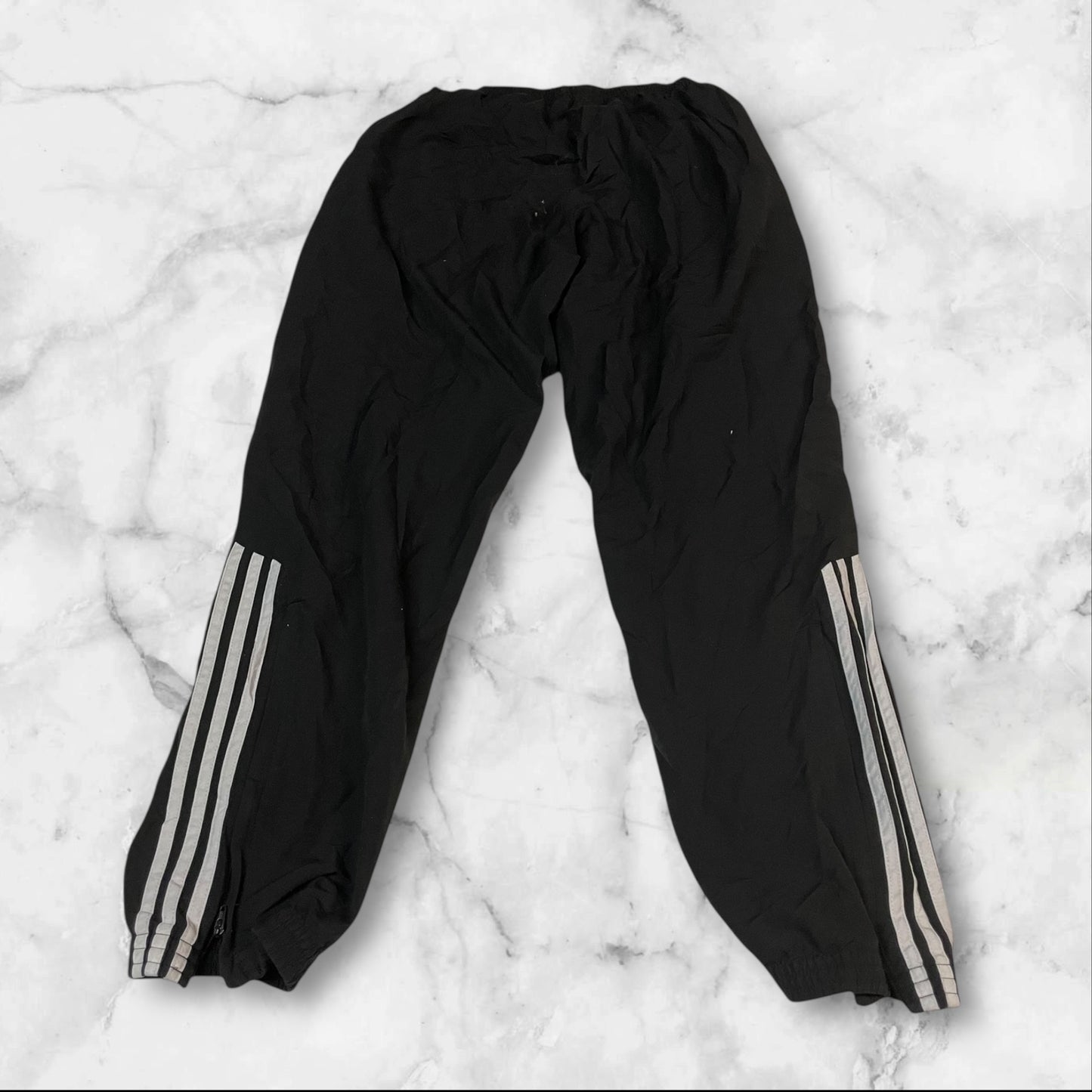 Entdecke unsere Vintage Track Pants von Nike und anderen Marken, erhältlich bei Valuxery.de - Dein Shop für trendige Vintage - Kleidung. Unsere Track Pants sind aus hochwertigen Materialien und