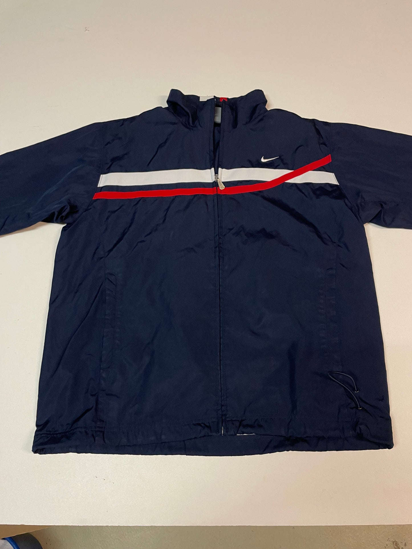 Entdecke unsere Vintage Track Pants von Nike und anderen Marken, erhältlich bei Valuxery.de - Dein Shop für trendige Vintage - Kleidung. Unsere Track Pants sind aus hochwertigen Materialien und