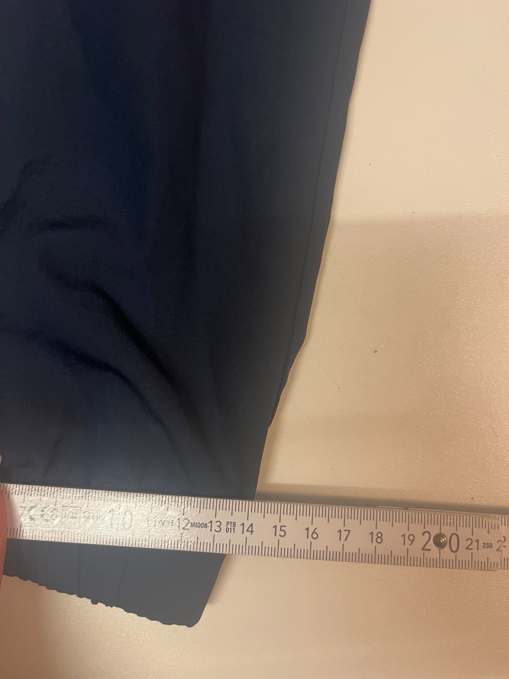 Entdecke unsere Vintage Track Pants von Nike und anderen Marken, erhältlich bei Valuxery.de - Dein Shop für trendige Vintage - Kleidung. Unsere Track Pants sind aus hochwertigen Materialien und