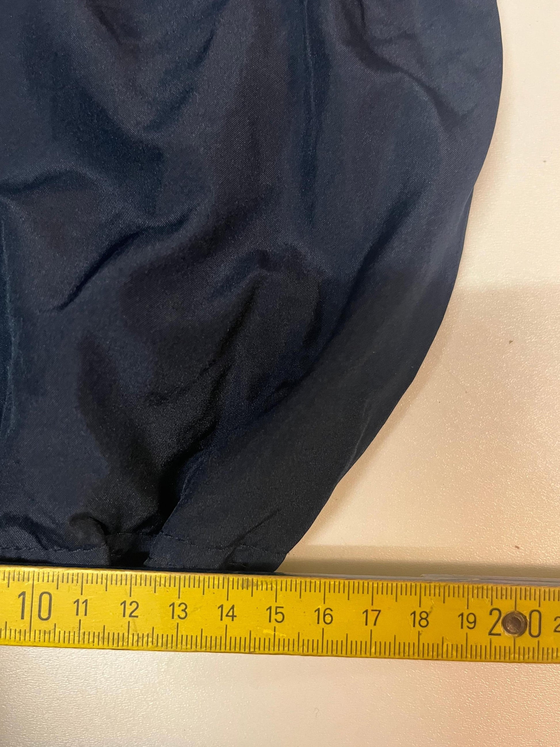 Entdecke unsere Vintage Track Pants von Nike und anderen Marken, erhältlich bei Valuxery.de - Dein Shop für trendige Vintage - Kleidung. Unsere Track Pants sind aus hochwertigen Materialien und