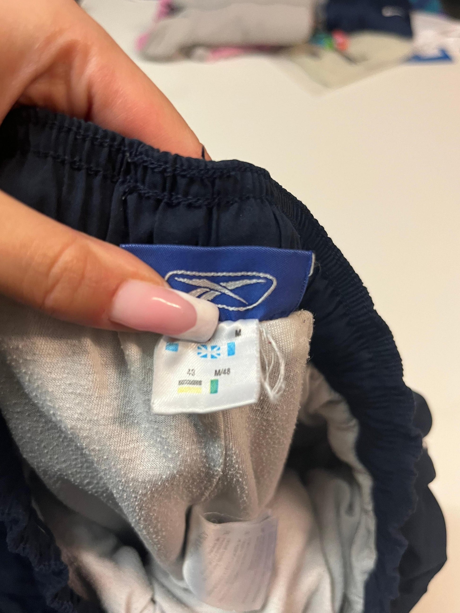 Entdecke unsere Vintage Track Pants von Nike und anderen Marken, erhältlich bei Valuxery.de - Dein Shop für trendige Vintage - Kleidung. Unsere Track Pants sind aus hochwertigen Materialien und