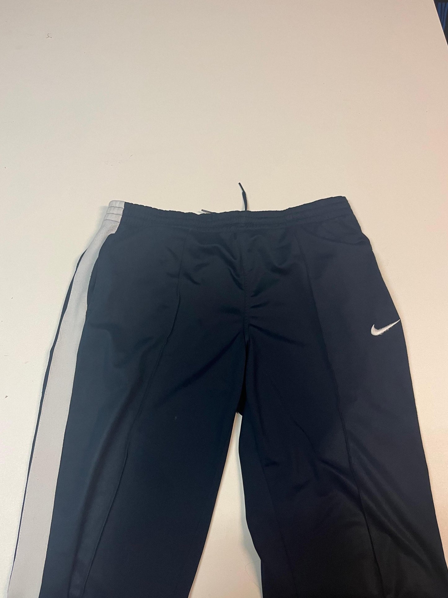 Entdecke unsere Vintage Track Pants von Nike und anderen Marken, erhältlich bei Valuxery.de - Dein Shop für trendige Vintage - Kleidung. Unsere Track Pants sind aus hochwertigen Materialien und