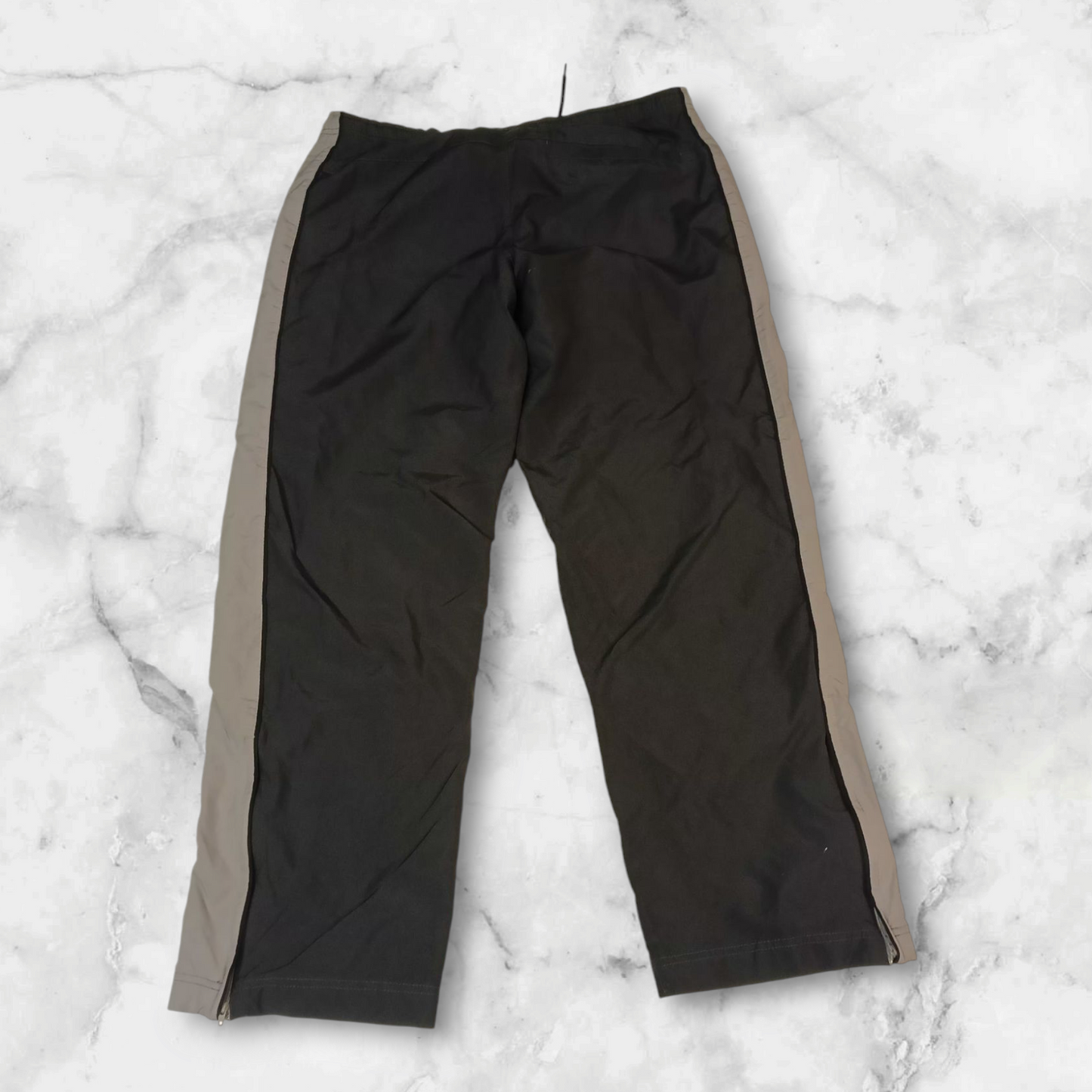 Entdecke unsere Vintage Track Pants von Nike und anderen Marken, erhältlich bei Valuxery.de - Dein Shop für trendige Vintage - Kleidung. Unsere Track Pants sind aus hochwertigen Materialien und