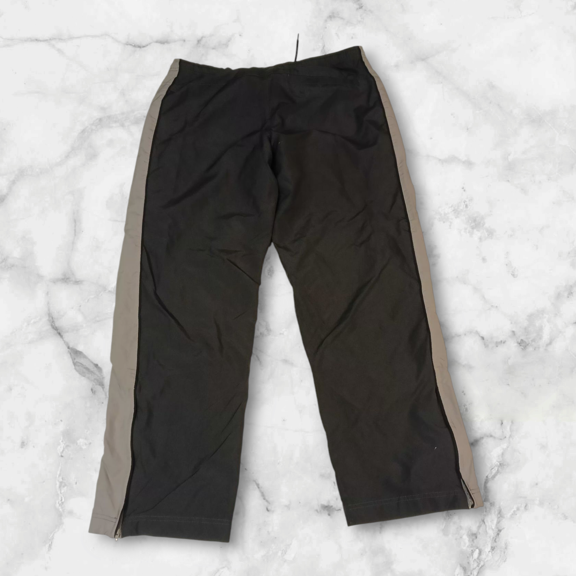 Entdecke unsere Vintage Track Pants von Nike und anderen Marken, erhältlich bei Valuxery.de - Dein Shop für trendige Vintage - Kleidung. Unsere Track Pants sind aus hochwertigen Materialien und
