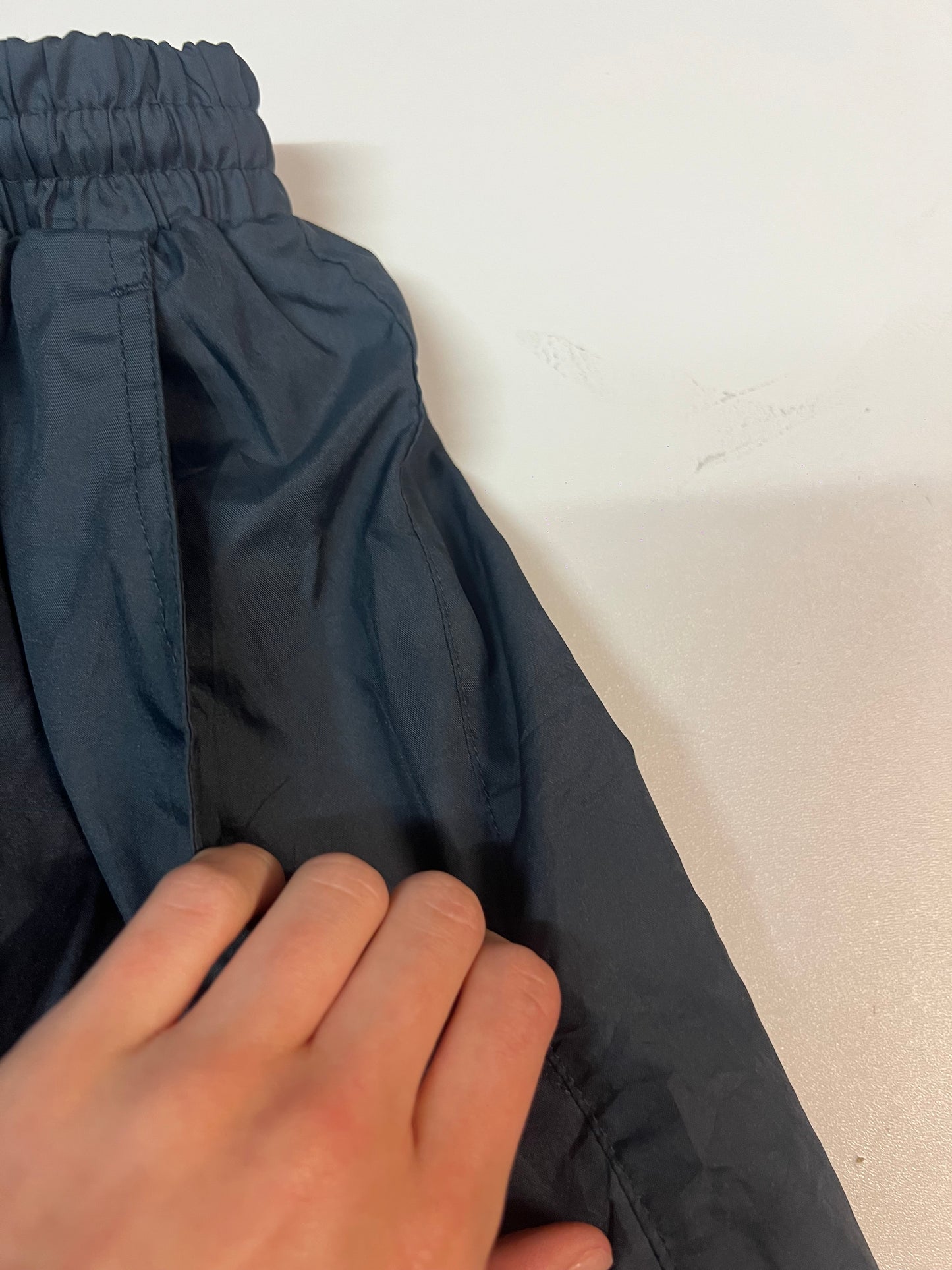 Entdecke unsere Vintage Track Pants von Nike und anderen Marken, erhältlich bei Valuxery.de - Dein Shop für trendige Vintage - Kleidung. Unsere Track Pants sind aus hochwertigen Materialien und