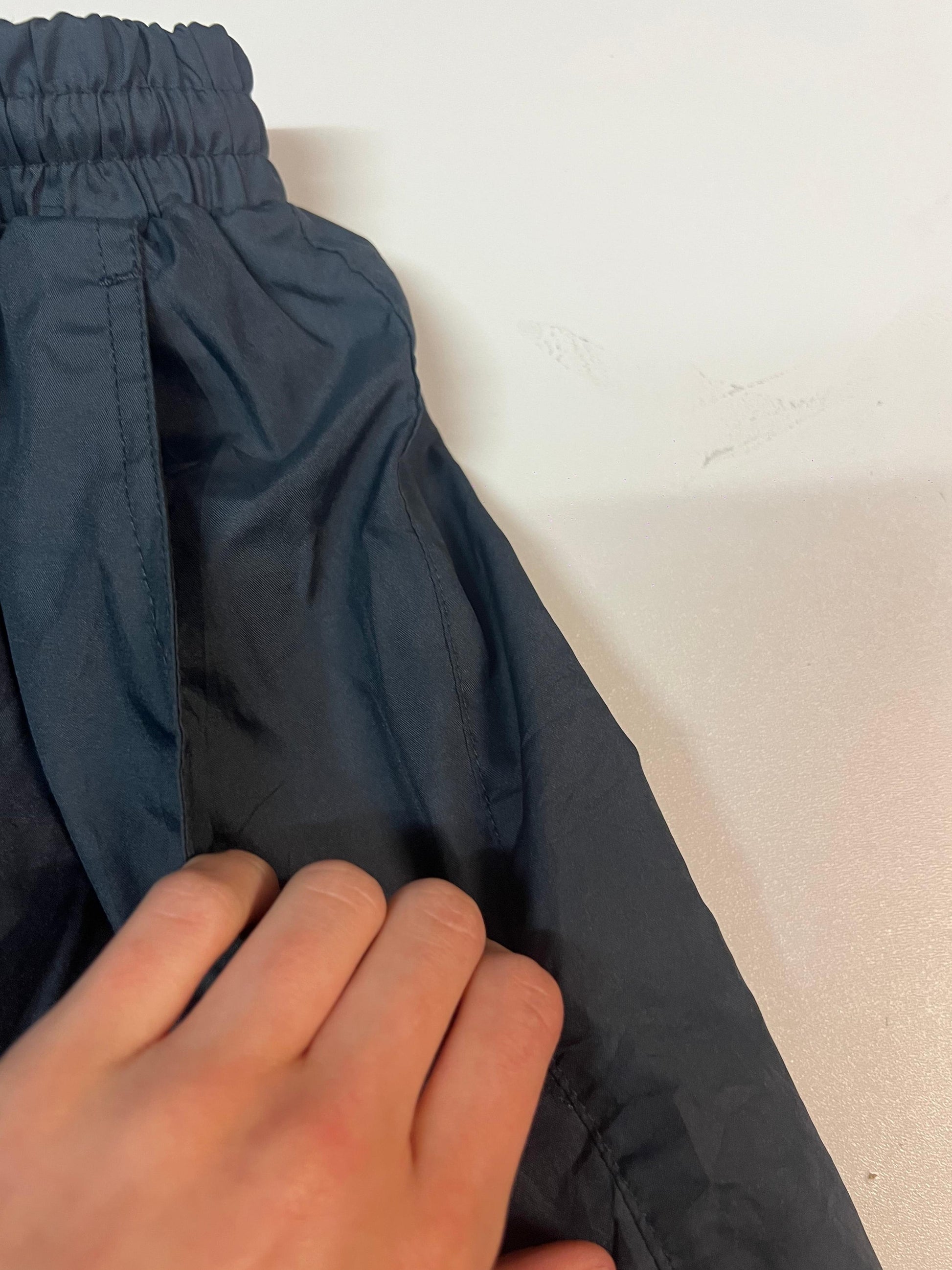 Entdecke unsere Vintage Track Pants von Nike und anderen Marken, erhältlich bei Valuxery.de - Dein Shop für trendige Vintage - Kleidung. Unsere Track Pants sind aus hochwertigen Materialien und