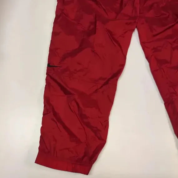 Entdecke unsere Vintage Track Pants von Nike und anderen Marken, erhältlich bei Valuxery.de - Dein Shop für trendige Vintage - Kleidung. Unsere Track Pants sind aus hochwertigen Materialien und