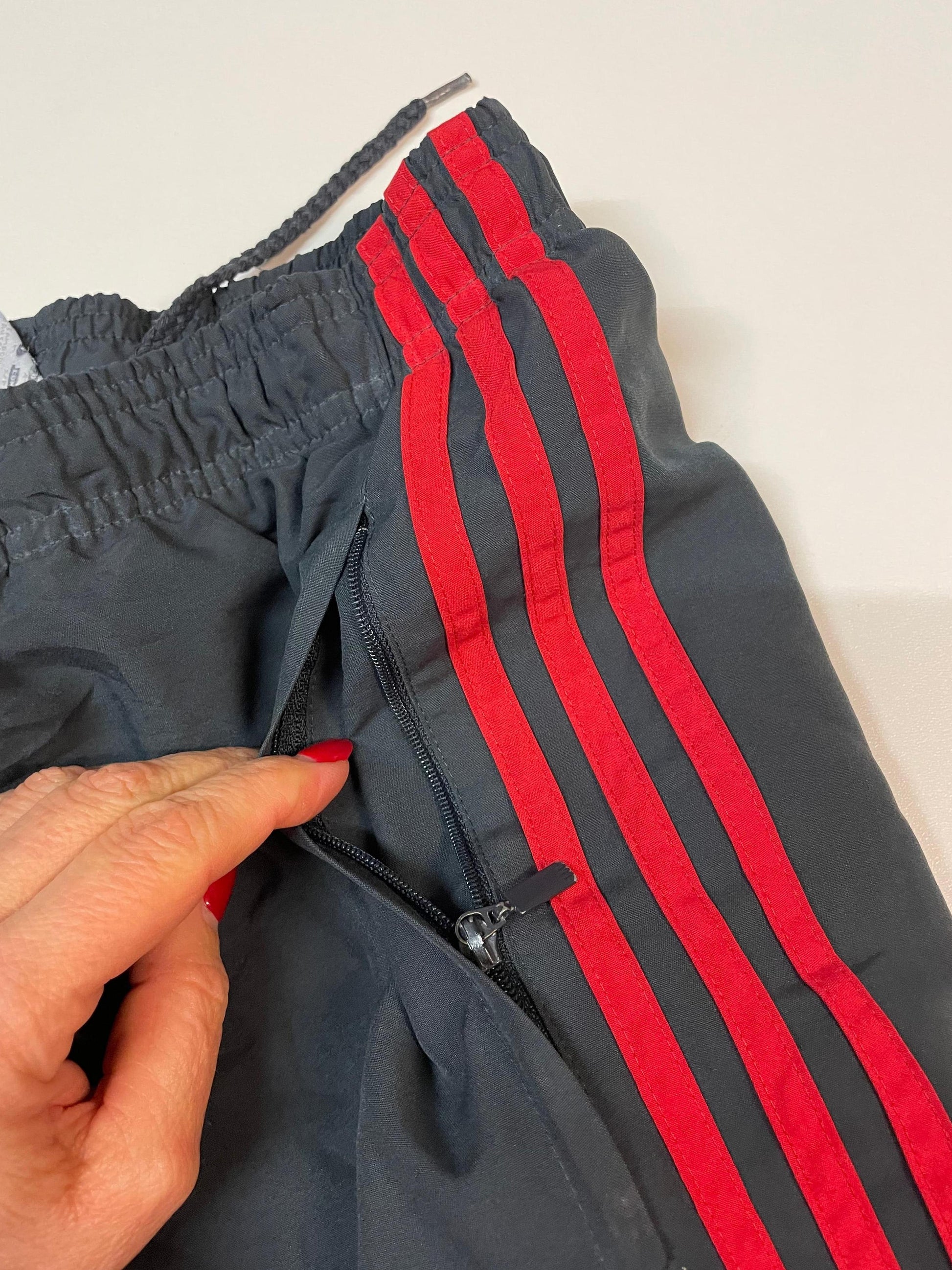 Entdecke unsere Vintage Track Pants von Nike und anderen Marken, erhältlich bei Valuxery.de - Dein Shop für trendige Vintage - Kleidung. Unsere Track Pants sind aus hochwertigen Materialien und