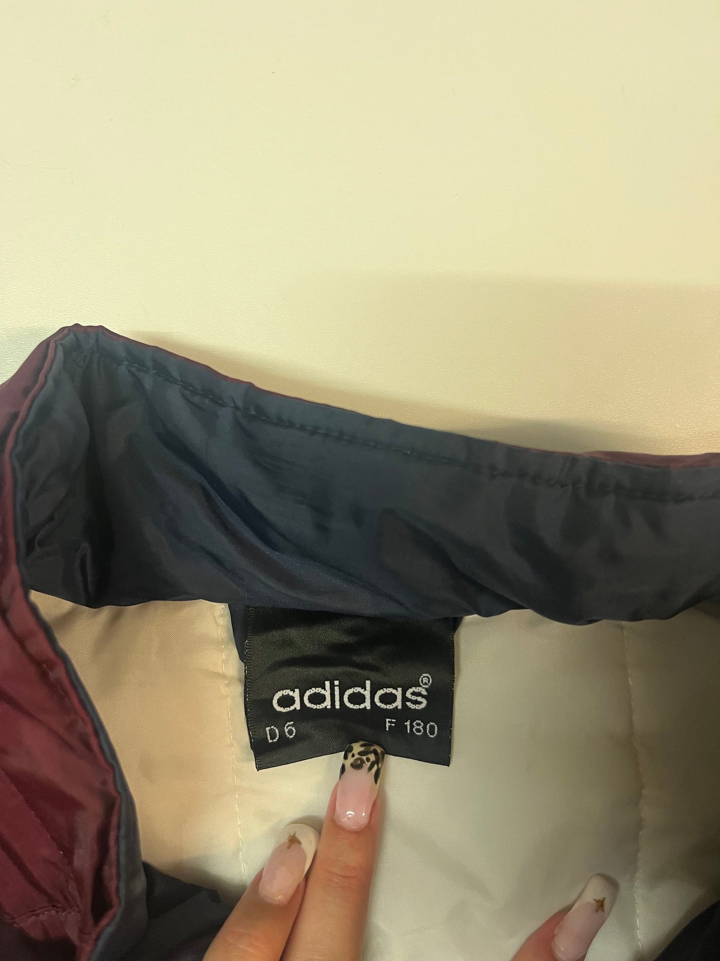Entdecke unsere Vintage Track Pants von Nike und anderen Marken, erhältlich bei Valuxery.de - Dein Shop für trendige Vintage - Kleidung. Unsere Track Pants sind aus hochwertigen Materialien und