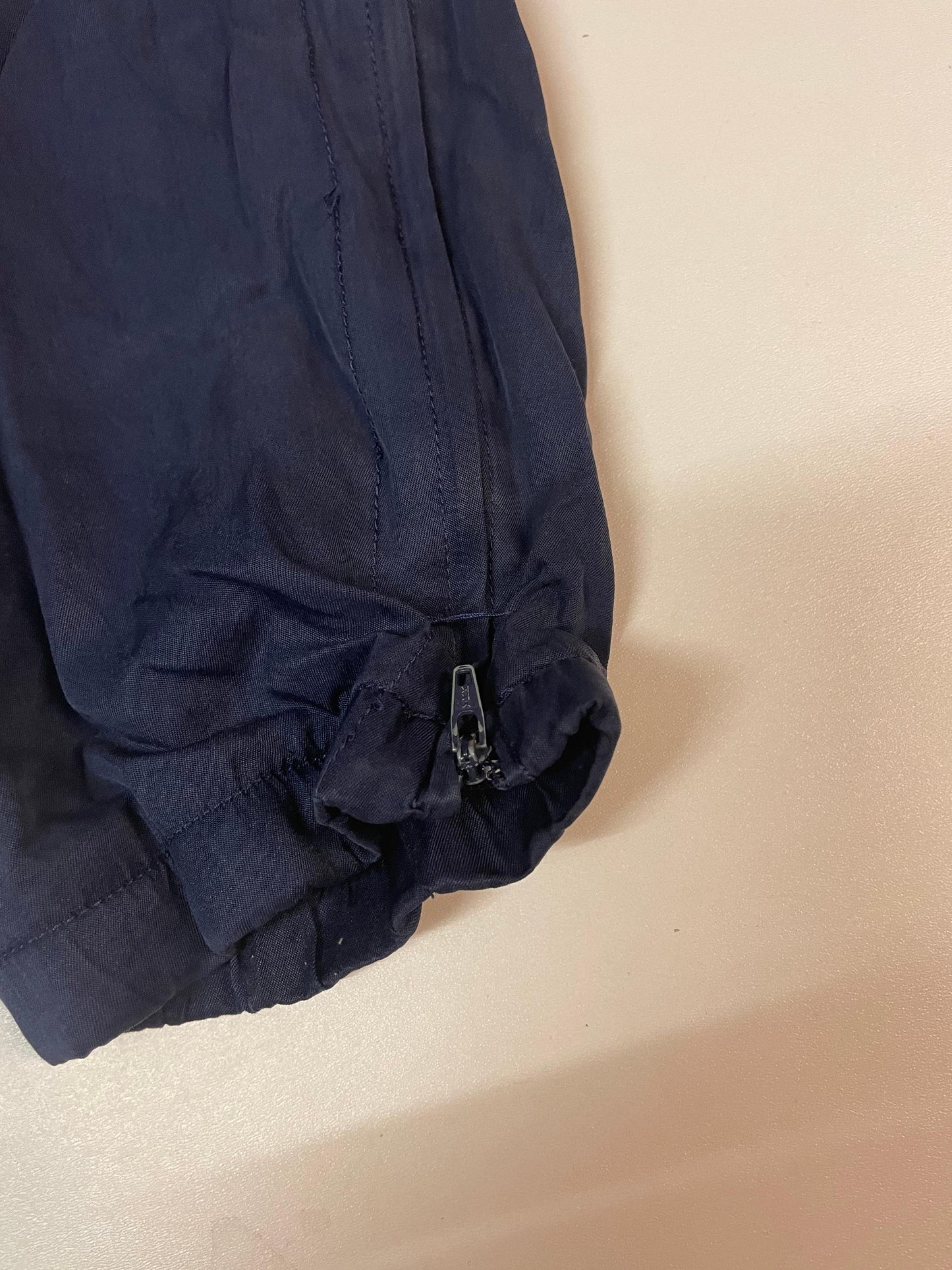 Entdecke unsere Vintage Track Pants von Nike und anderen Marken, erhältlich bei Valuxery.de - Dein Shop für trendige Vintage - Kleidung. Unsere Track Pants sind aus hochwertigen Materialien und