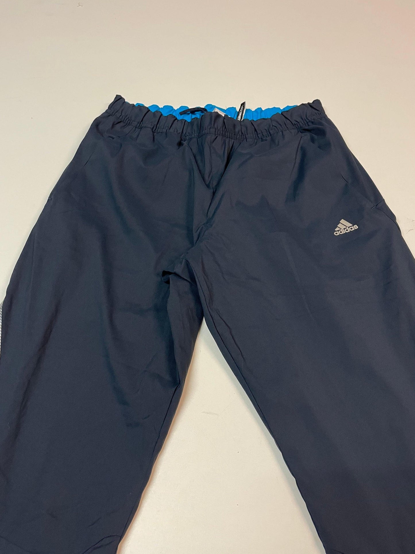 Entdecke unsere Vintage Track Pants von Nike und anderen Marken, erhältlich bei Valuxery.de - Dein Shop für trendige Vintage - Kleidung. Unsere Track Pants sind aus hochwertigen Materialien und