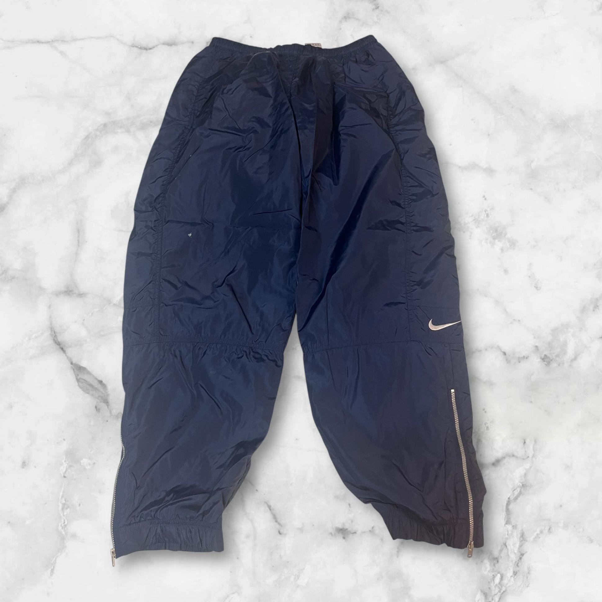Entdecke unsere Vintage Track Pants von Nike und anderen Marken, erhältlich bei Valuxery.de - Dein Shop für trendige Vintage - Kleidung. Unsere Track Pants sind aus hochwertigen Materialien und