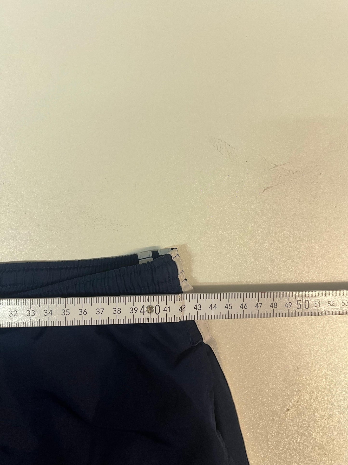Entdecke unsere Vintage Track Pants von Nike und anderen Marken, erhältlich bei Valuxery.de - Dein Shop für trendige Vintage - Kleidung. Unsere Track Pants sind aus hochwertigen Materialien und