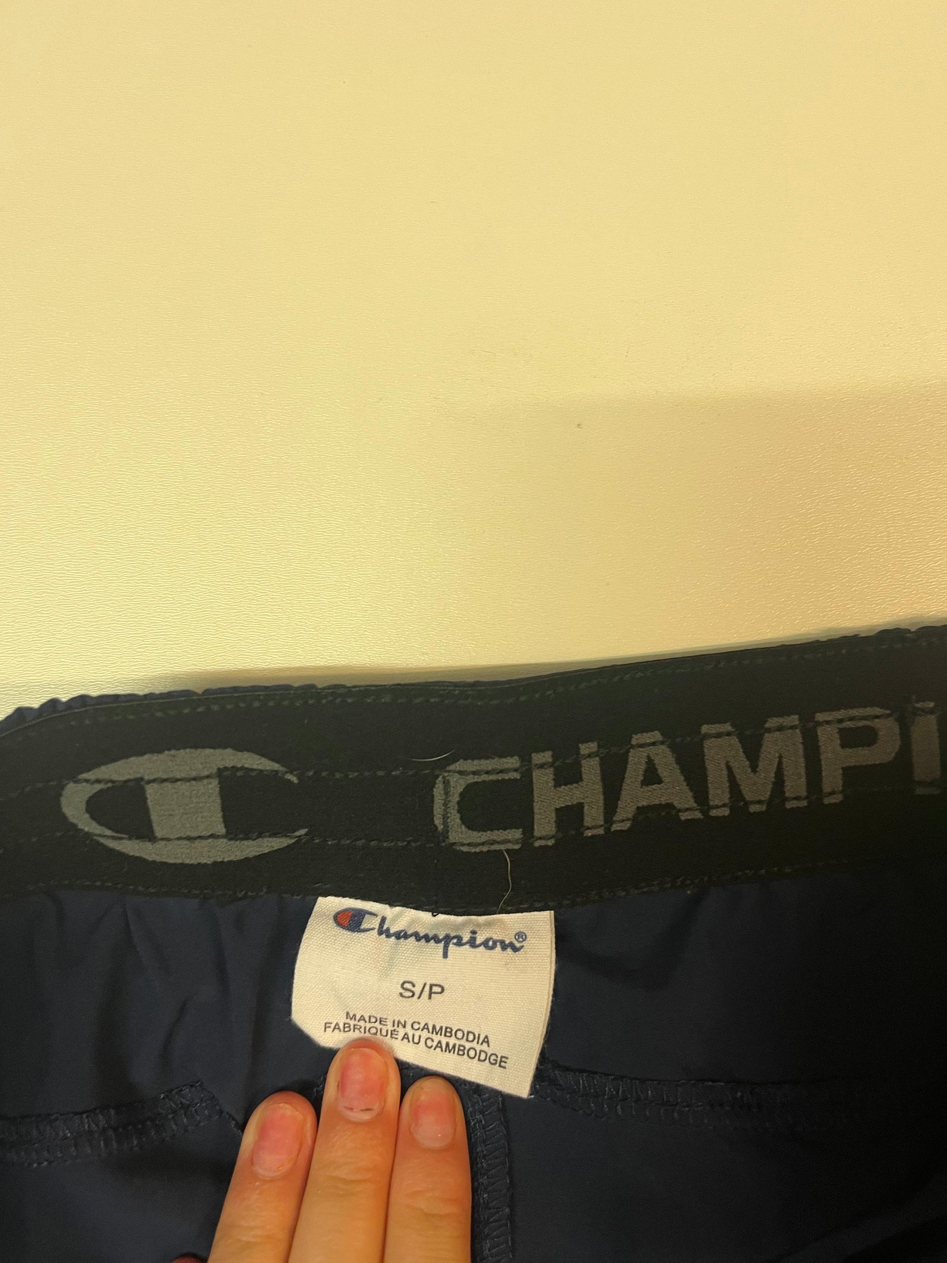 Entdecke unsere Vintage Track Pants von Nike und anderen Marken, erhältlich bei Valuxery.de - Dein Shop für trendige Vintage - Kleidung. Unsere Track Pants sind aus hochwertigen Materialien und