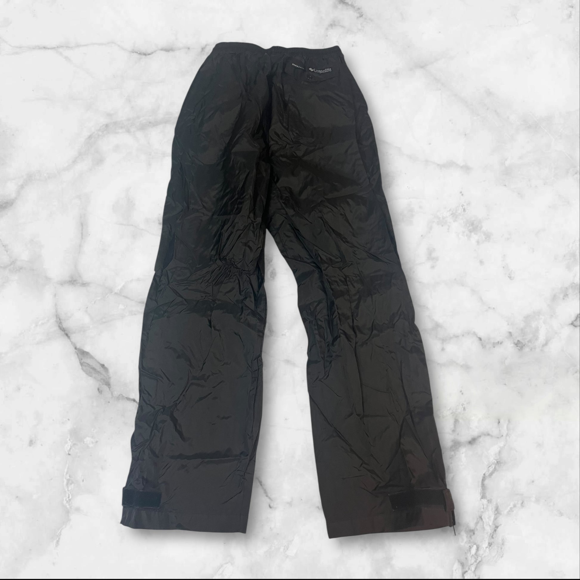 Entdecke unsere Vintage Track Pants von Nike und anderen Marken, erhältlich bei Valuxery.de - Dein Shop für trendige Vintage - Kleidung. Unsere Track Pants sind aus hochwertigen Materialien und