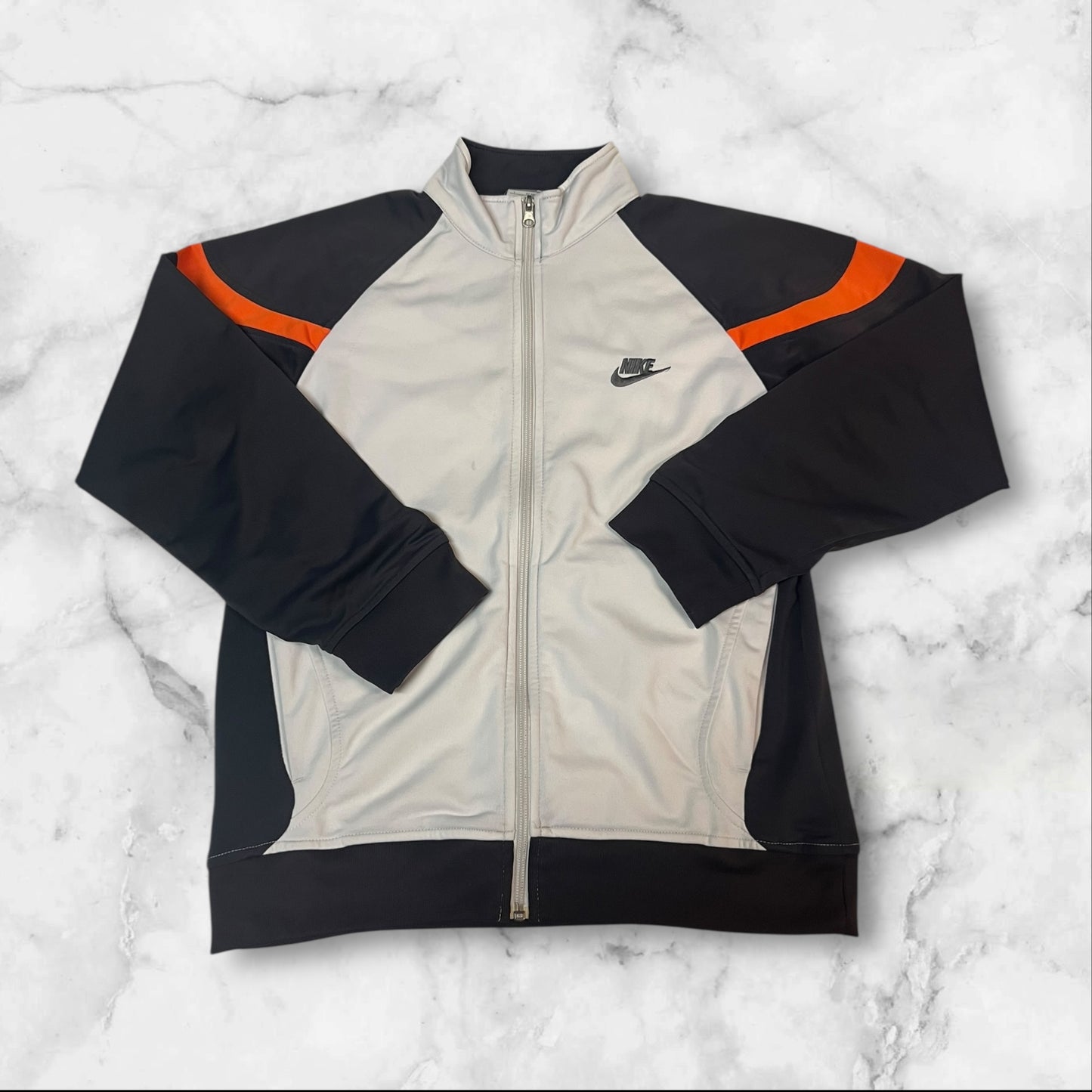 Entdecke unsere Vintage Track Pants von Nike und anderen Marken, erhältlich bei Valuxery.de - Dein Shop für trendige Vintage - Kleidung. Unsere Track Pants sind aus hochwertigen Materialien und
