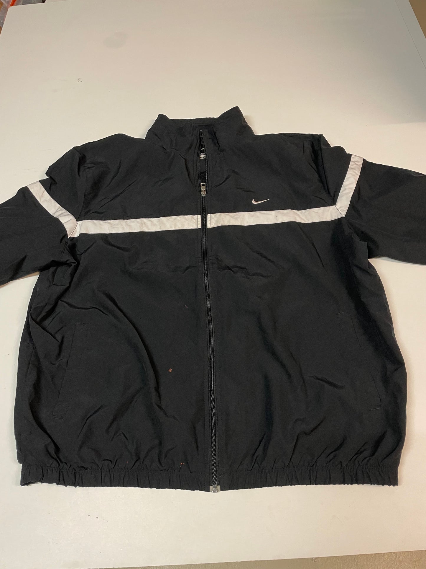 Entdecke unsere Vintage Track Pants von Nike und anderen Marken, erhältlich bei Valuxery.de - Dein Shop für trendige Vintage - Kleidung. Unsere Track Pants sind aus hochwertigen Materialien und