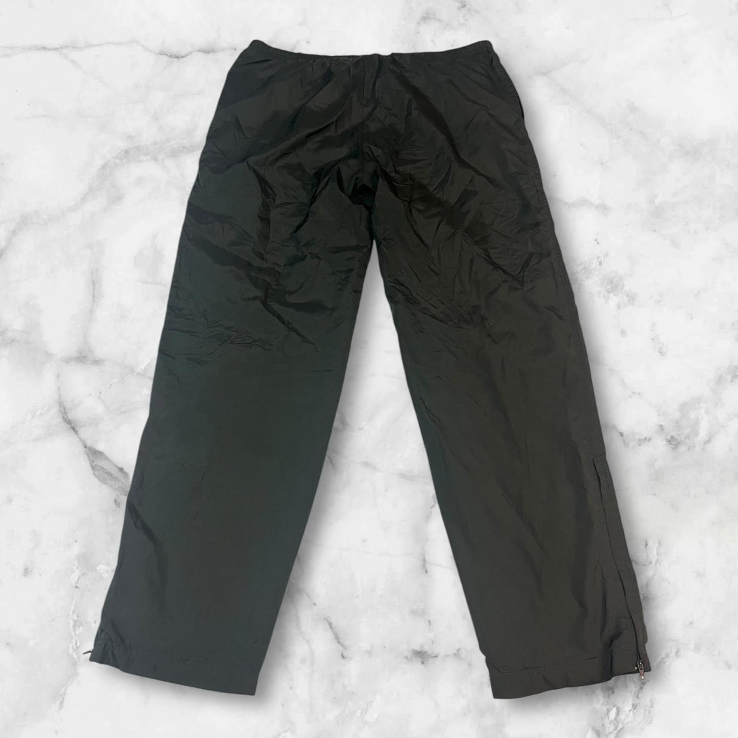 Entdecke unsere Vintage Track Pants von Nike und anderen Marken, erhältlich bei Valuxery.de - Dein Shop für trendige Vintage - Kleidung. Unsere Track Pants sind aus hochwertigen Materialien und