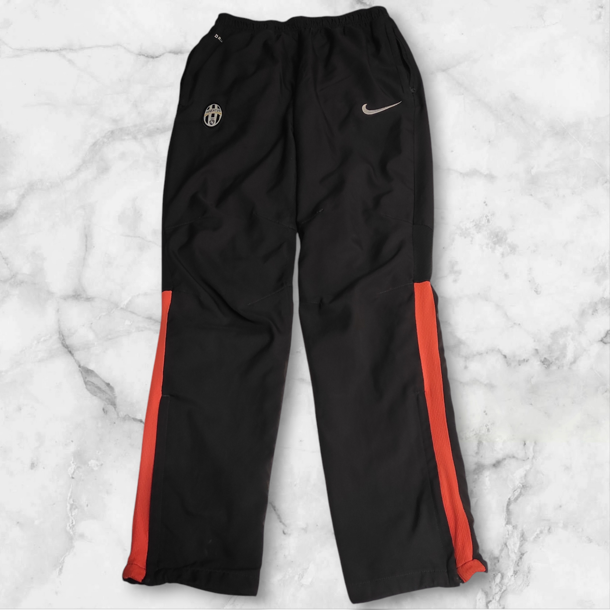 Entdecke unsere Vintage Track Pants von Nike und anderen Marken, erhältlich bei Valuxery.de - Dein Shop für trendige Vintage - Kleidung. Unsere Track Pants sind aus hochwertigen Materialien und