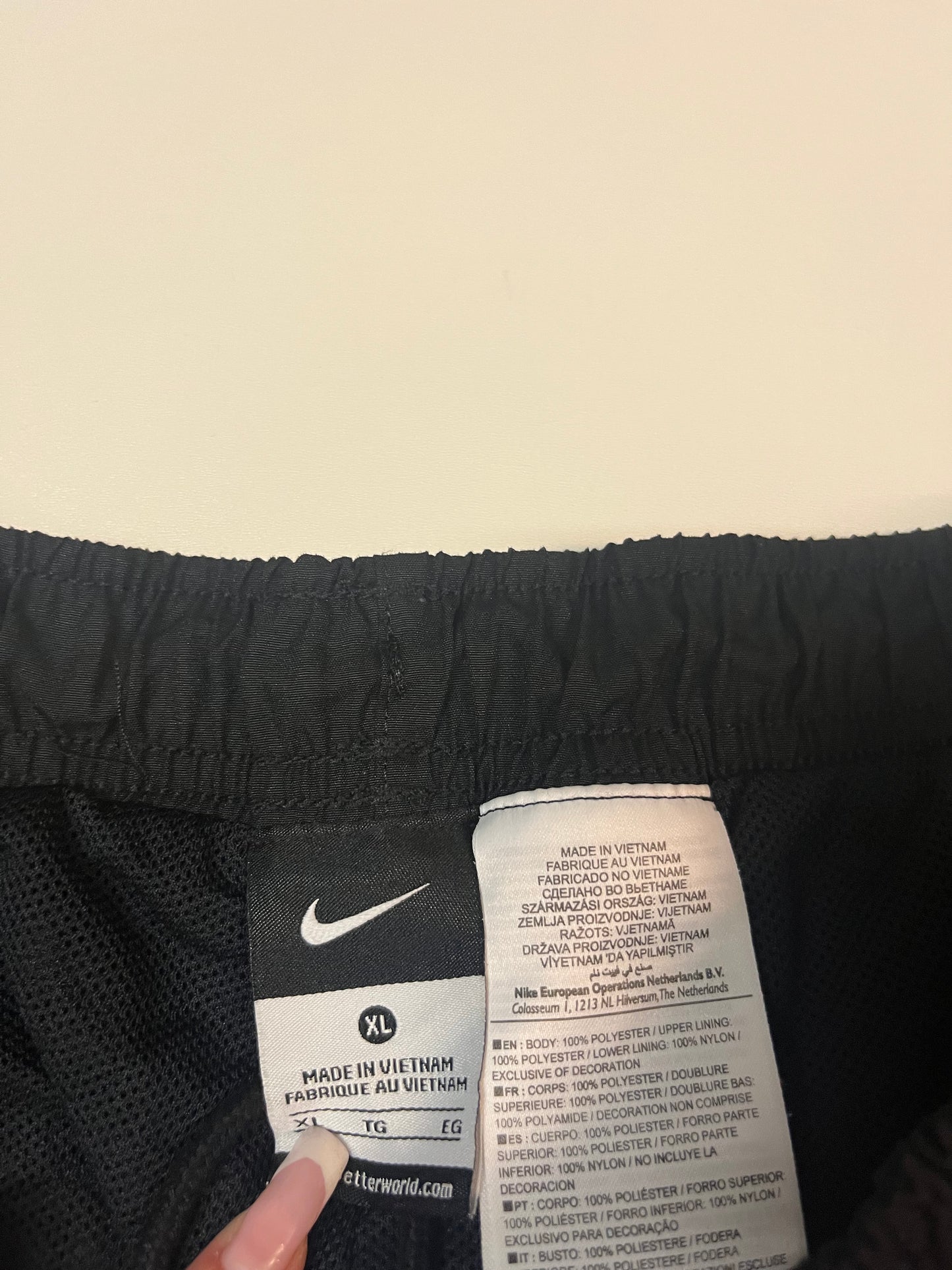Entdecke unsere Vintage Track Pants von Nike und anderen Marken, erhältlich bei Valuxery.de - Dein Shop für trendige Vintage - Kleidung. Unsere Track Pants sind aus hochwertigen Materialien und