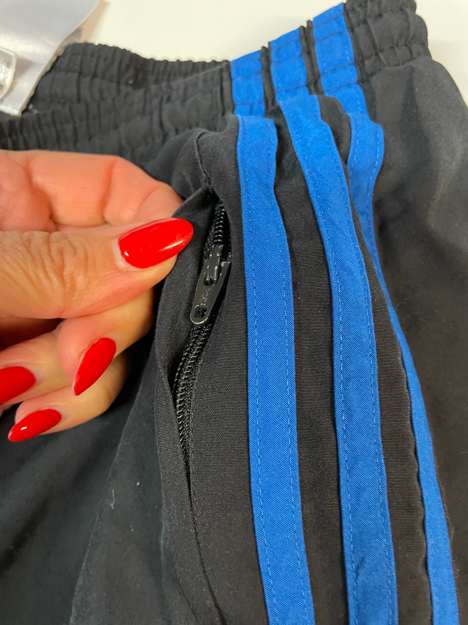 Entdecke unsere Vintage Track Pants von Nike und anderen Marken, erhältlich bei Valuxery.de - Dein Shop für trendige Vintage - Kleidung. Unsere Track Pants sind aus hochwertigen Materialien und