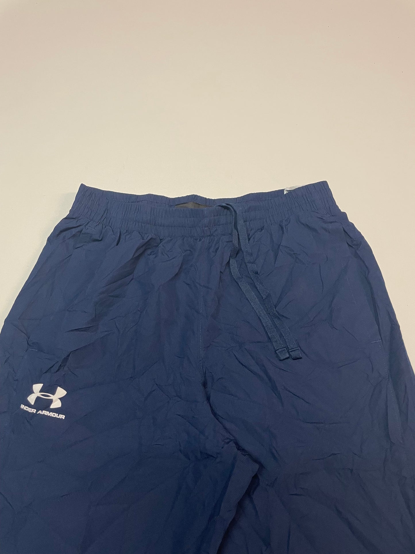 Entdecke unsere Vintage Track Pants von Nike und anderen Marken, erhältlich bei Valuxery.de - Dein Shop für trendige Vintage - Kleidung. Unsere Track Pants sind aus hochwertigen Materialien und