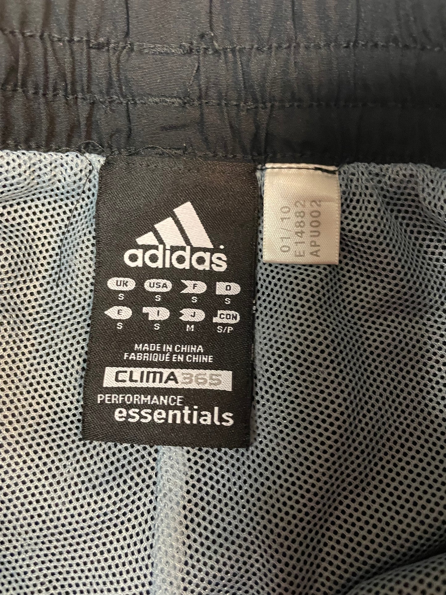 Entdecke unsere Vintage Track Pants von Nike und anderen Marken, erhältlich bei Valuxery.de - Dein Shop für trendige Vintage - Kleidung. Unsere Track Pants sind aus hochwertigen Materialien und
