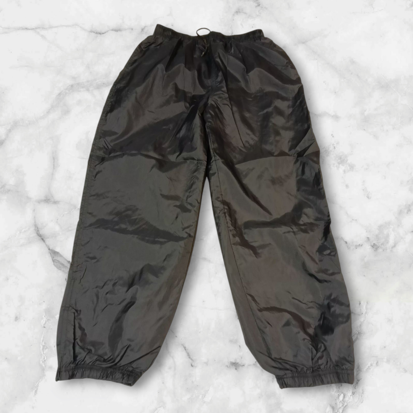 Entdecke unsere Vintage Track Pants von Nike und anderen Marken, erhältlich bei Valuxery.de - Dein Shop für trendige Vintage - Kleidung. Unsere Track Pants sind aus hochwertigen Materialien und