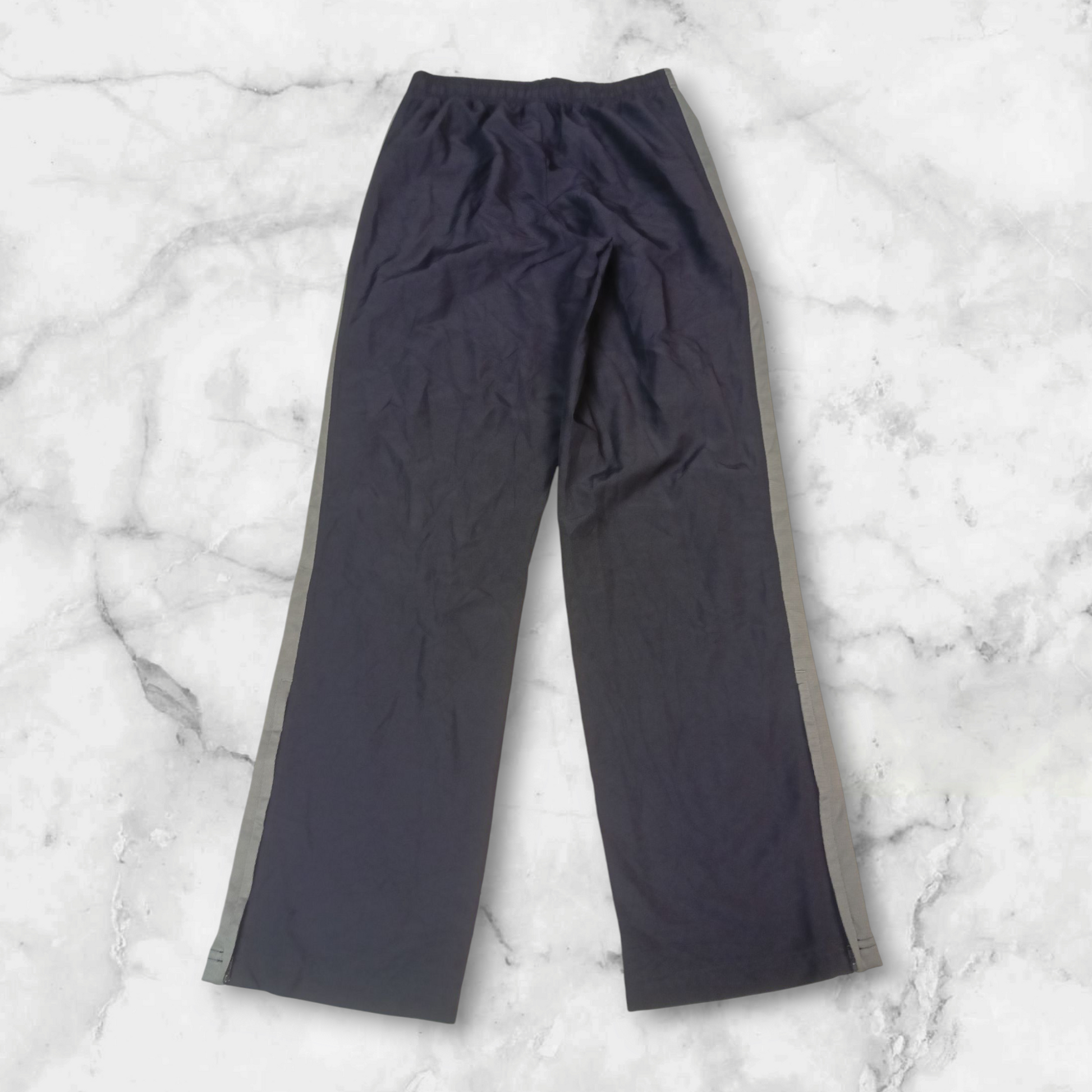Entdecke unsere Vintage Track Pants von Nike und anderen Marken, erhältlich bei Valuxery.de - Dein Shop für trendige Vintage - Kleidung. Unsere Track Pants sind aus hochwertigen Materialien und