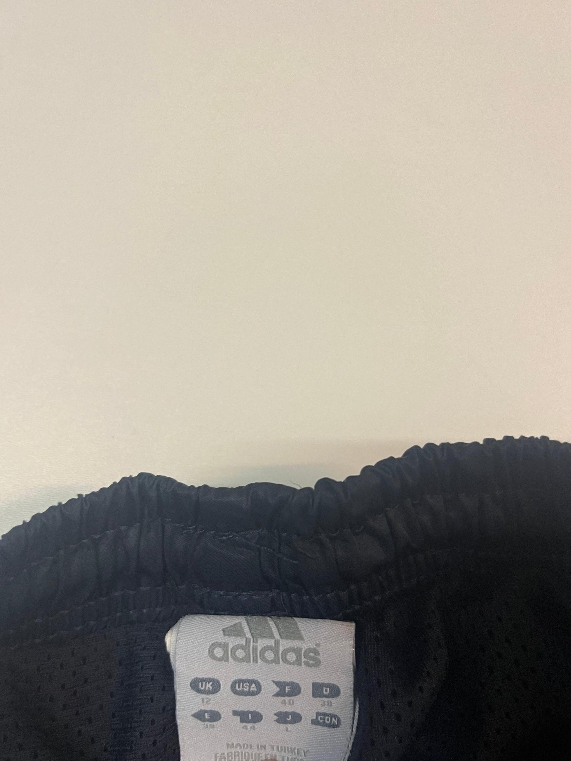 Entdecke unsere Vintage Track Pants von Nike und anderen Marken, erhältlich bei Valuxery.de - Dein Shop für trendige Vintage - Kleidung. Unsere Track Pants sind aus hochwertigen Materialien und