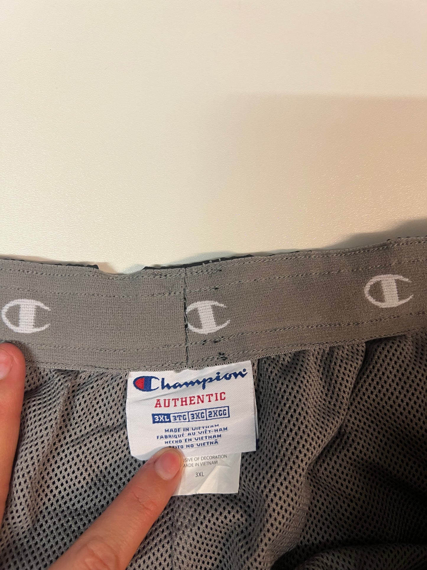 Entdecke unsere Vintage Track Pants von Nike und anderen Marken, erhältlich bei Valuxery.de - Dein Shop für trendige Vintage - Kleidung. Unsere Track Pants sind aus hochwertigen Materialien und