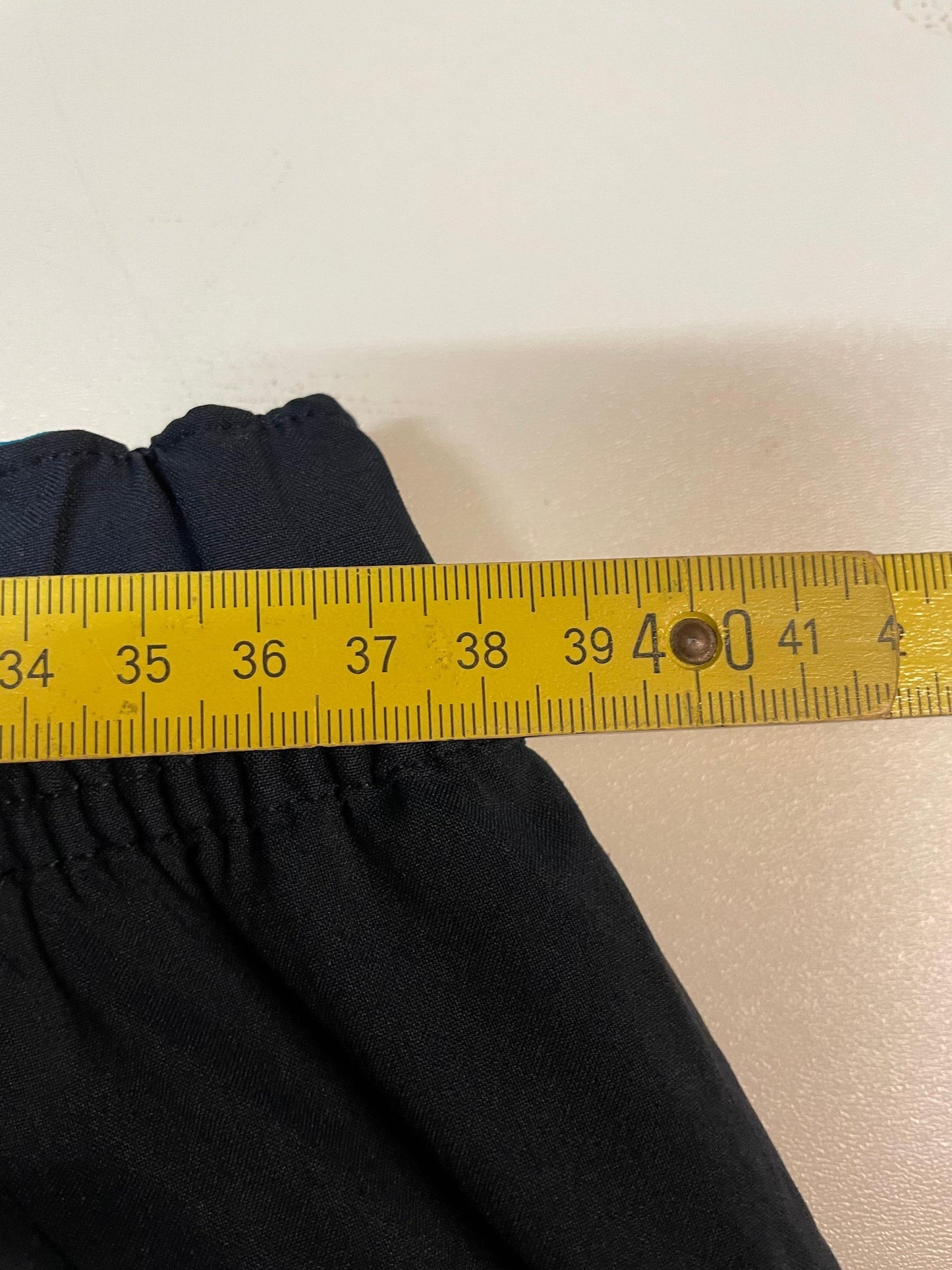 Entdecke unsere Vintage Track Pants von Nike und anderen Marken, erhältlich bei Valuxery.de - Dein Shop für trendige Vintage - Kleidung. Unsere Track Pants sind aus hochwertigen Materialien und