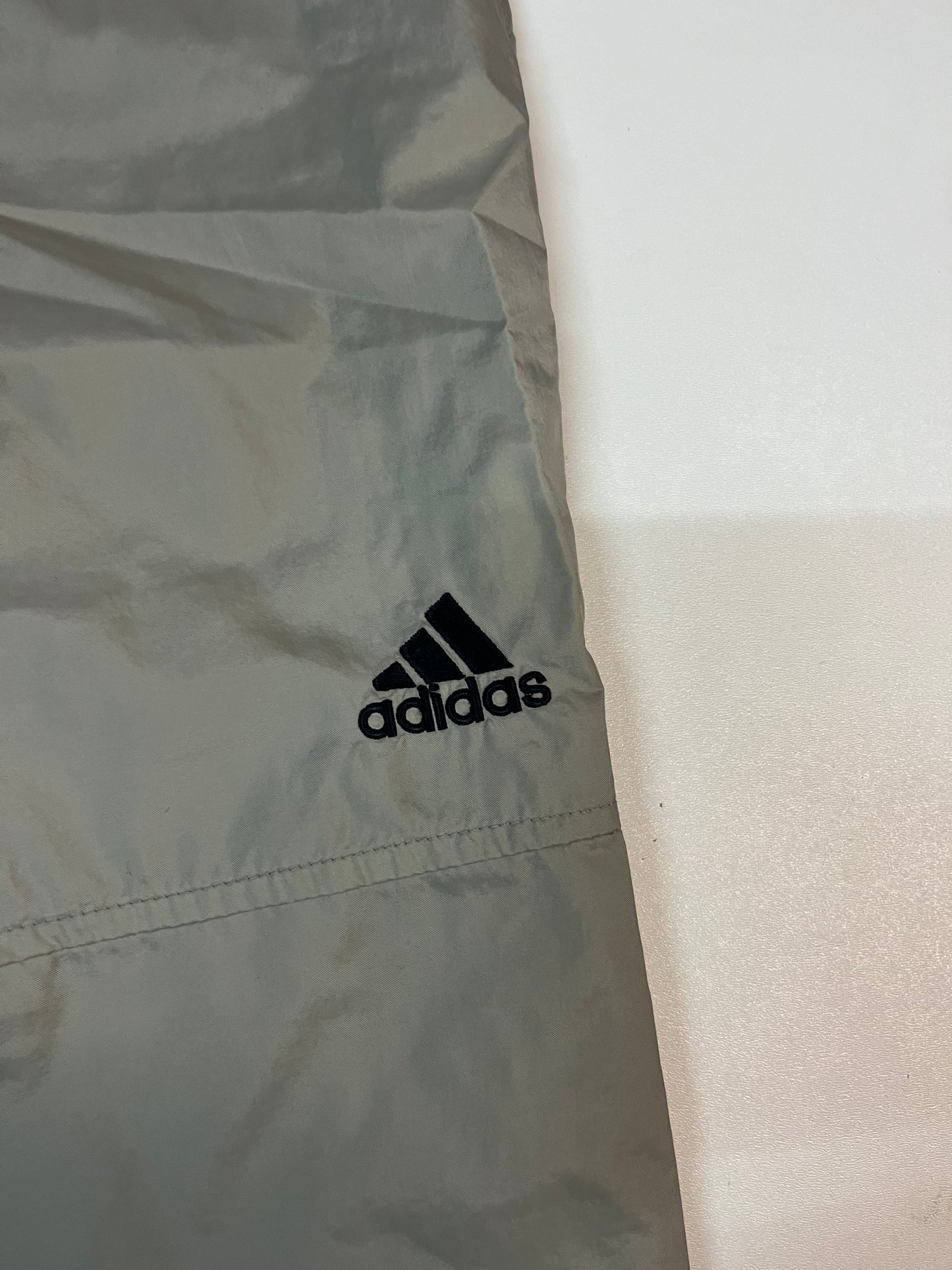 Entdecke unsere Vintage Track Pants von Nike und anderen Marken, erhältlich bei Valuxery.de - Dein Shop für trendige Vintage - Kleidung. Unsere Track Pants sind aus hochwertigen Materialien und