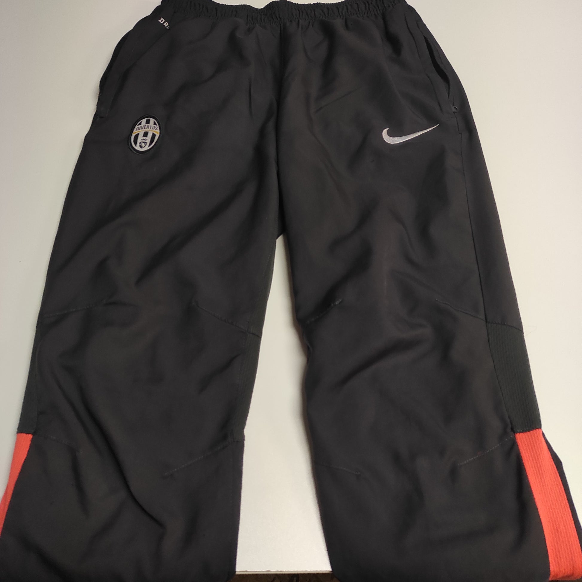 Entdecke unsere Vintage Track Pants von Nike und anderen Marken, erhältlich bei Valuxery.de - Dein Shop für trendige Vintage - Kleidung. Unsere Track Pants sind aus hochwertigen Materialien und