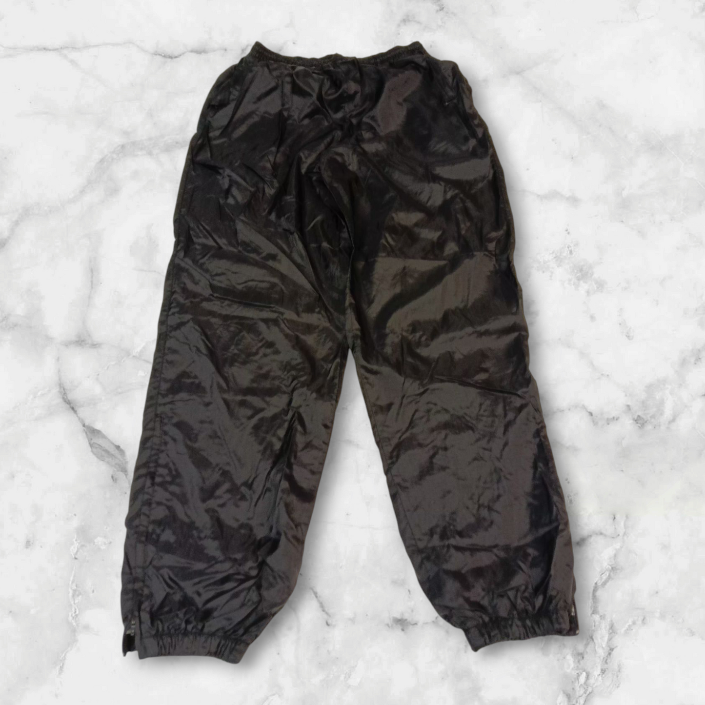 Entdecke unsere Vintage Track Pants von Nike und anderen Marken, erhältlich bei Valuxery.de - Dein Shop für trendige Vintage - Kleidung. Unsere Track Pants sind aus hochwertigen Materialien und