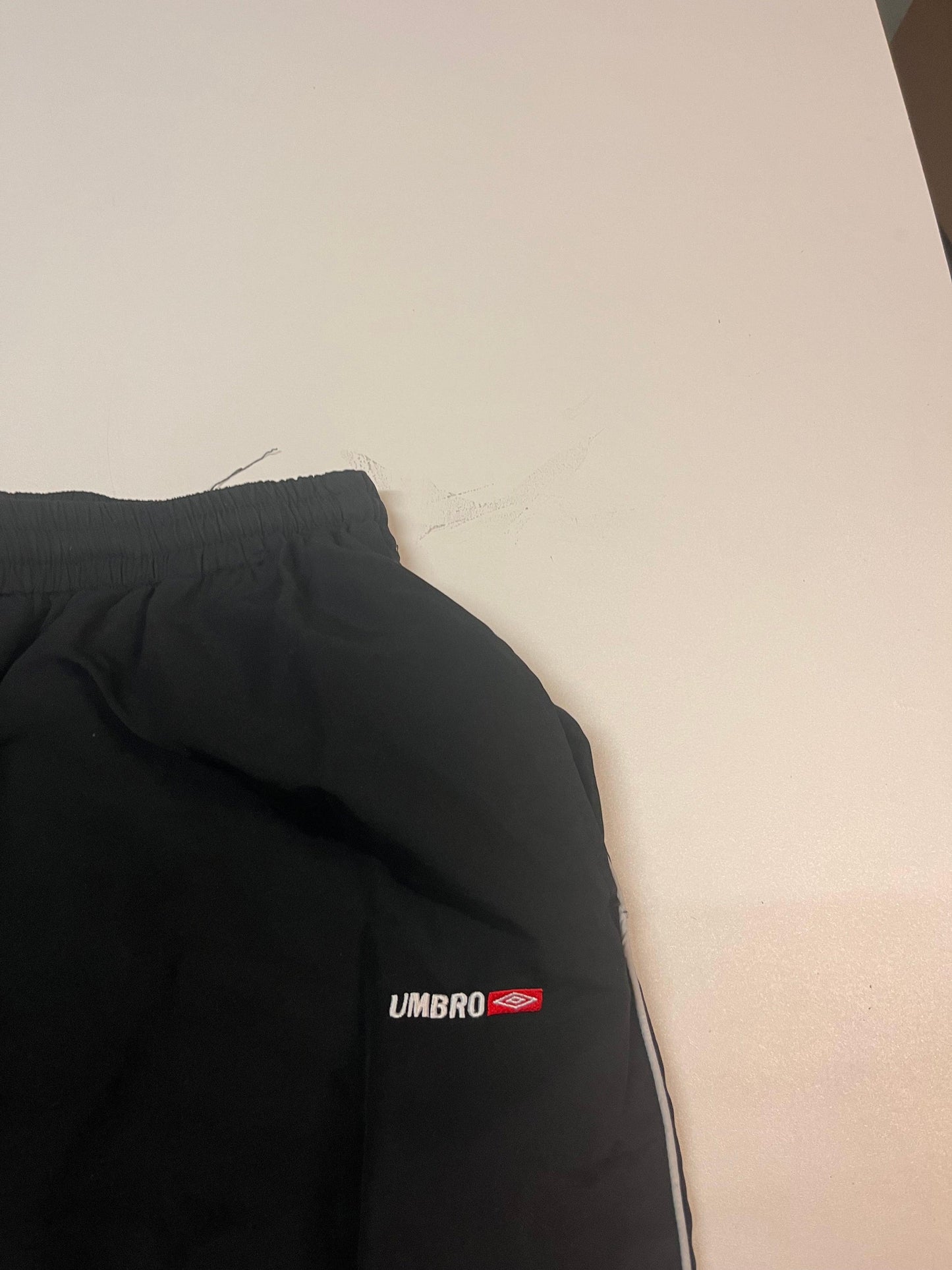 Entdecke unsere Vintage Track Pants von Nike und anderen Marken, erhältlich bei Valuxery.de - Dein Shop für trendige Vintage - Kleidung. Unsere Track Pants sind aus hochwertigen Materialien und