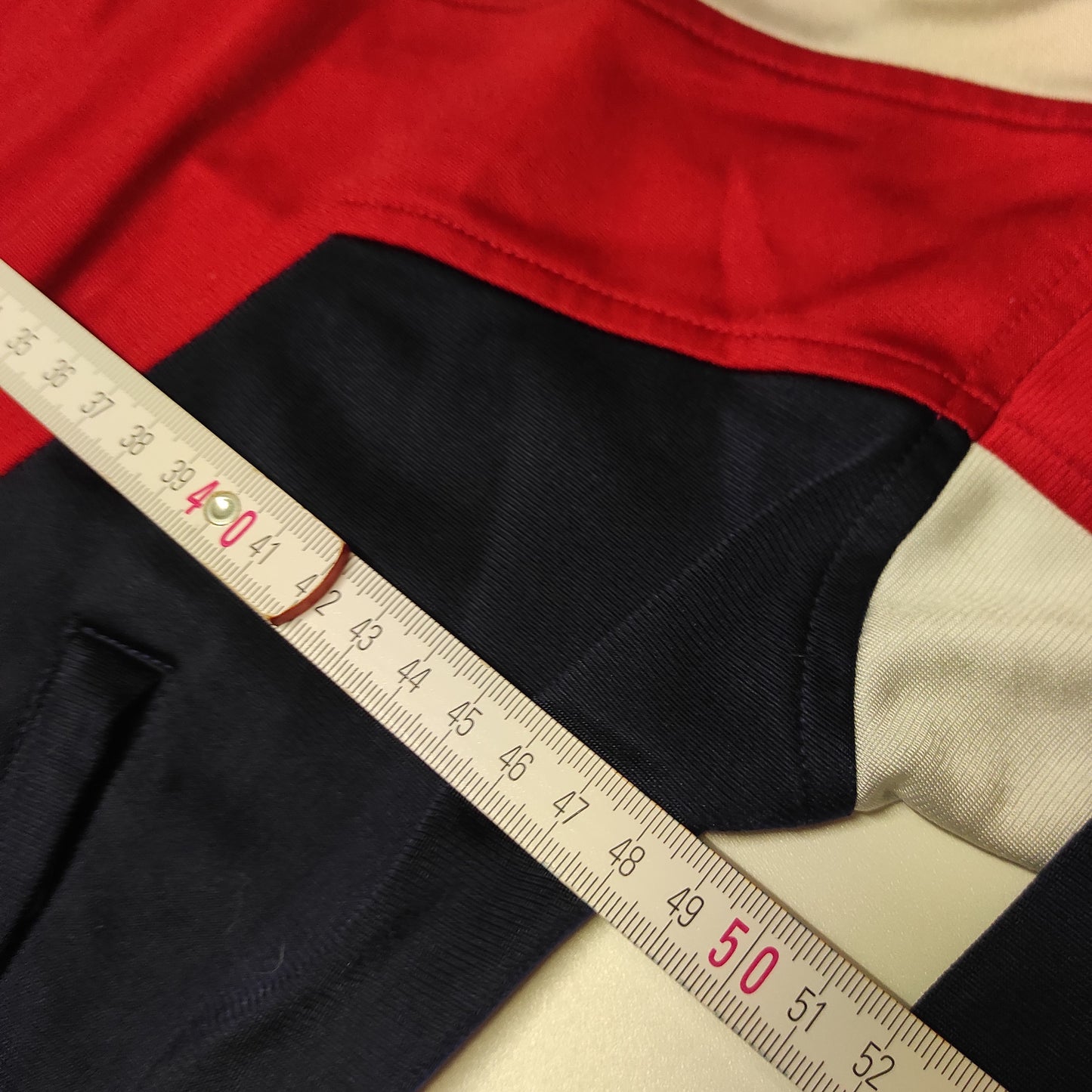 Entdecke unsere Vintage Track Pants von Nike und anderen Marken, erhältlich bei Valuxery.de - Dein Shop für trendige Vintage - Kleidung. Unsere Track Pants sind aus hochwertigen Materialien und