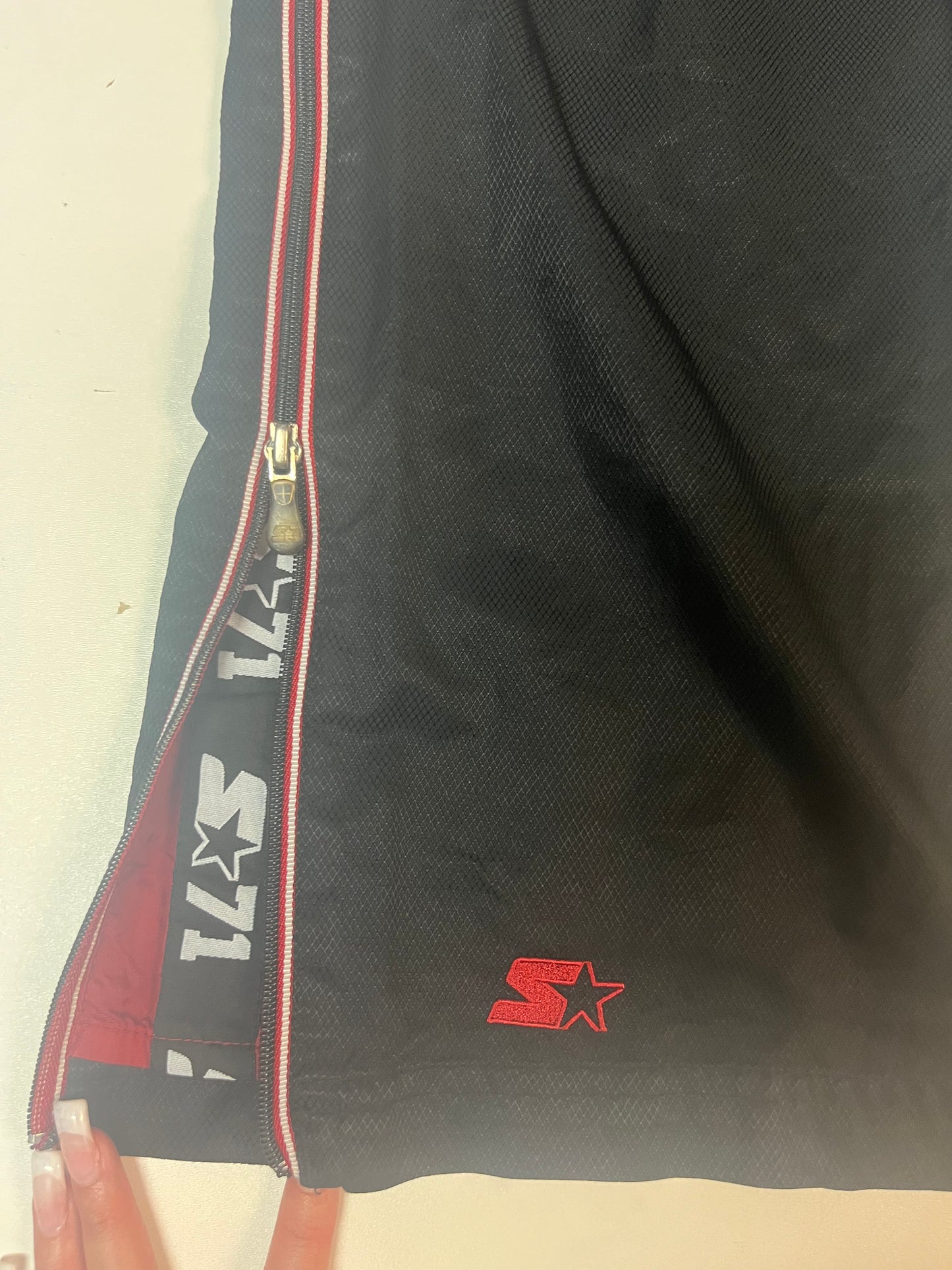 Entdecke unsere Vintage Track Pants von Nike und anderen Marken, erhältlich bei Valuxery.de - Dein Shop für trendige Vintage - Kleidung. Unsere Track Pants sind aus hochwertigen Materialien und