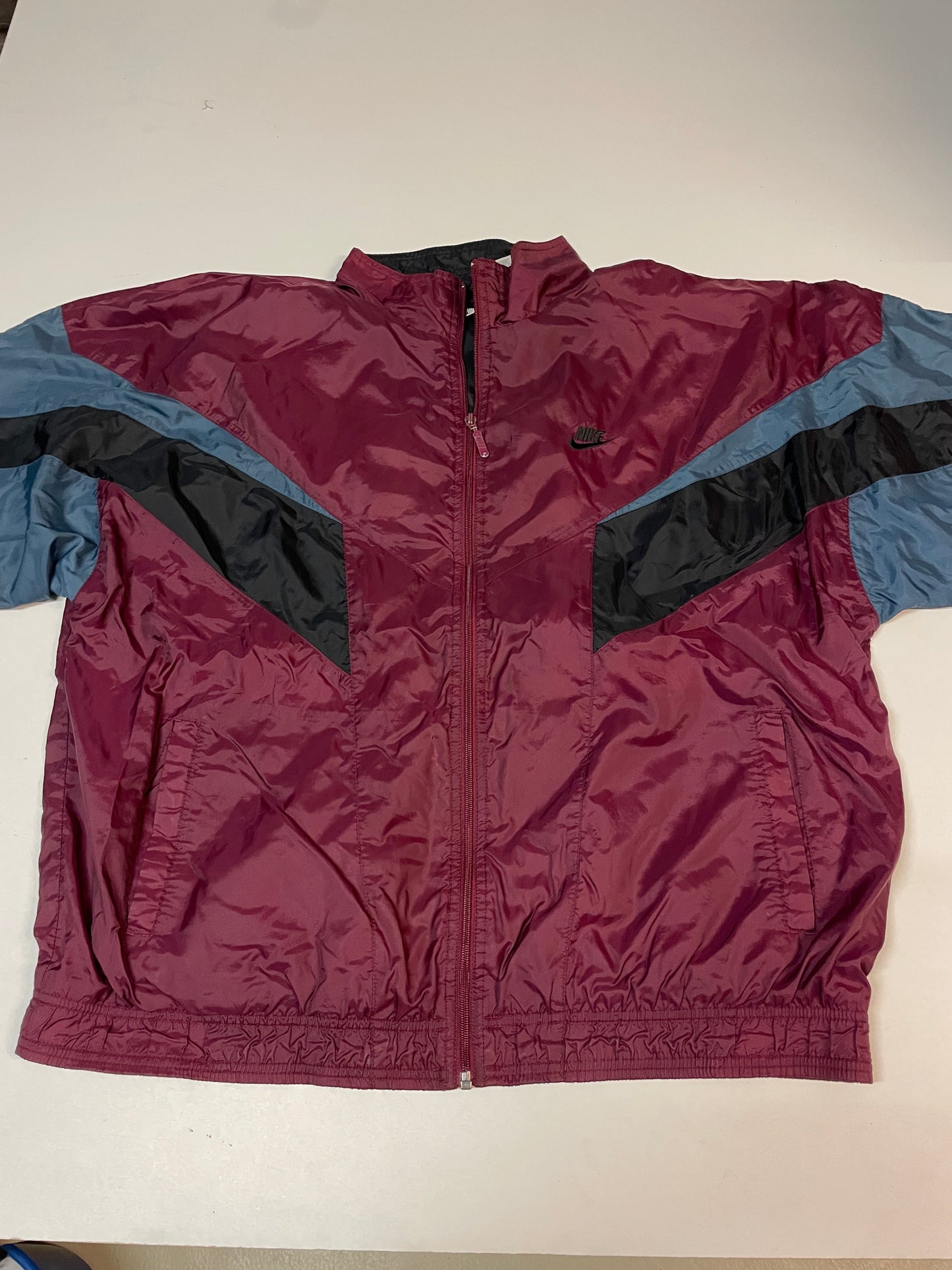 Entdecke unsere Vintage Track Pants von Nike und anderen Marken, erhältlich bei Valuxery.de - Dein Shop für trendige Vintage - Kleidung. Unsere Track Pants sind aus hochwertigen Materialien und