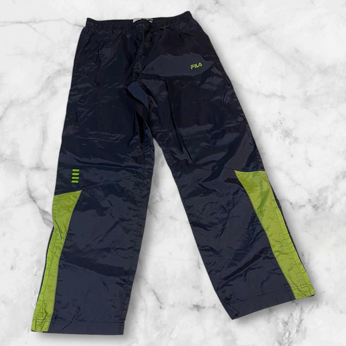 Entdecke unsere Vintage Track Pants von Nike und anderen Marken, erhältlich bei Valuxery.de - Dein Shop für trendige Vintage - Kleidung. Unsere Track Pants sind aus hochwertigen Materialien und