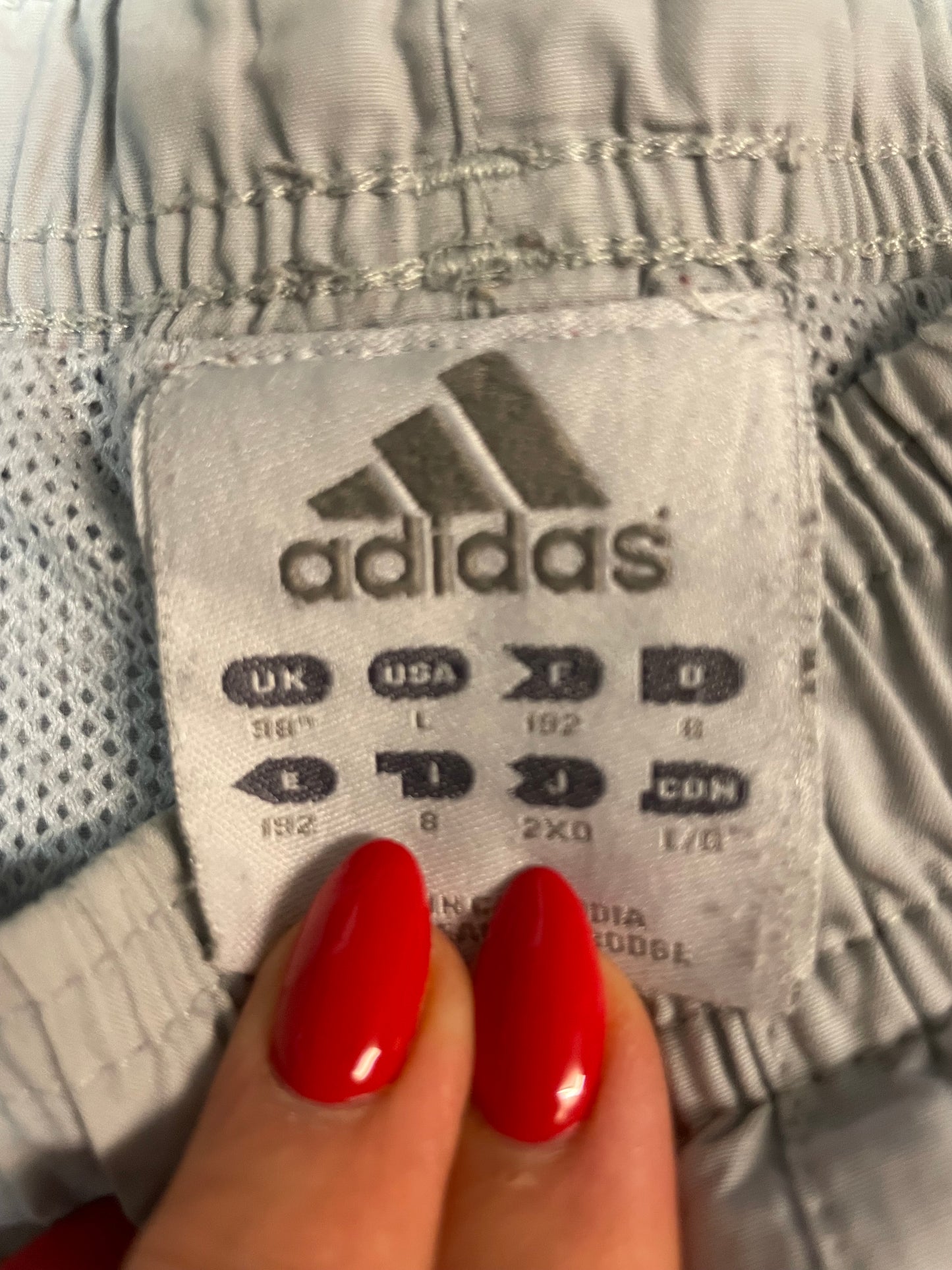 Entdecke unsere Vintage Track Pants von Nike und anderen Marken, erhältlich bei Valuxery.de - Dein Shop für trendige Vintage - Kleidung. Unsere Track Pants sind aus hochwertigen Materialien und
