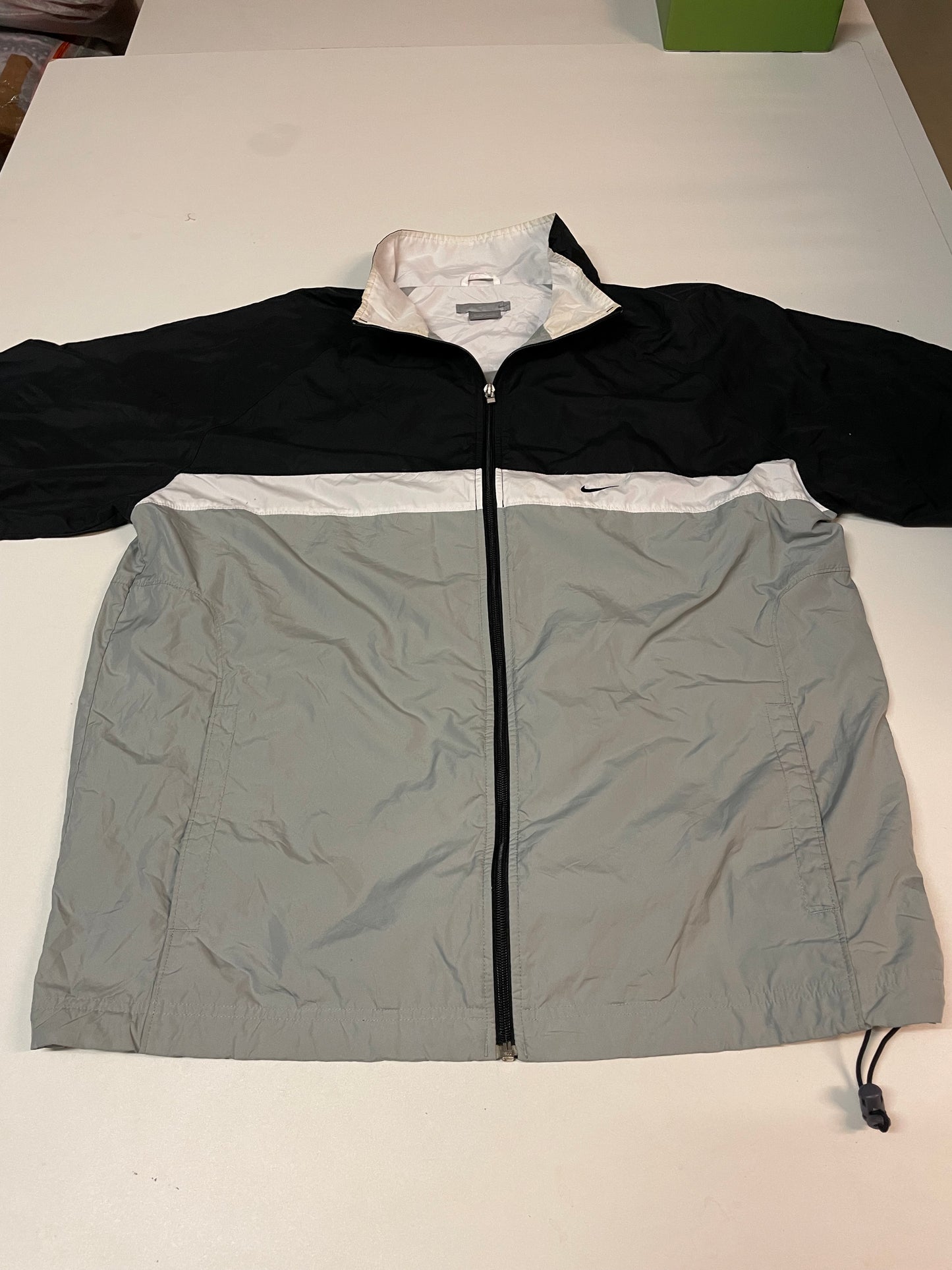 Entdecke unsere Vintage Track Pants von Nike und anderen Marken, erhältlich bei Valuxery.de - Dein Shop für trendige Vintage - Kleidung. Unsere Track Pants sind aus hochwertigen Materialien und