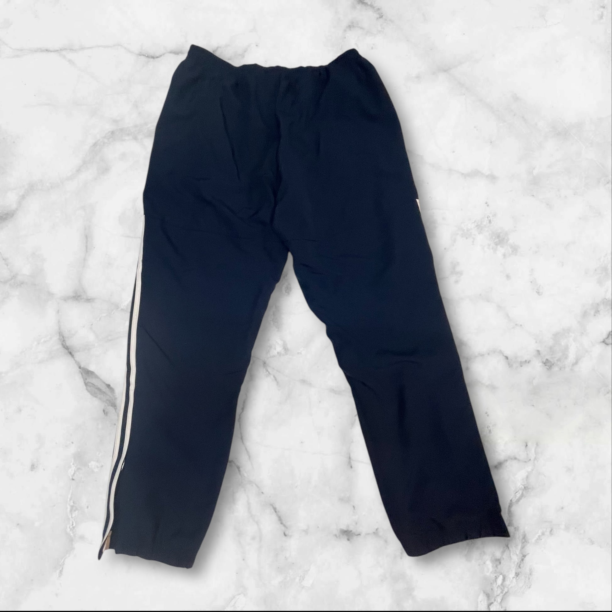 Entdecke unsere Vintage Track Pants von Nike und anderen Marken, erhältlich bei Valuxery.de - Dein Shop für trendige Vintage - Kleidung. Unsere Track Pants sind aus hochwertigen Materialien und