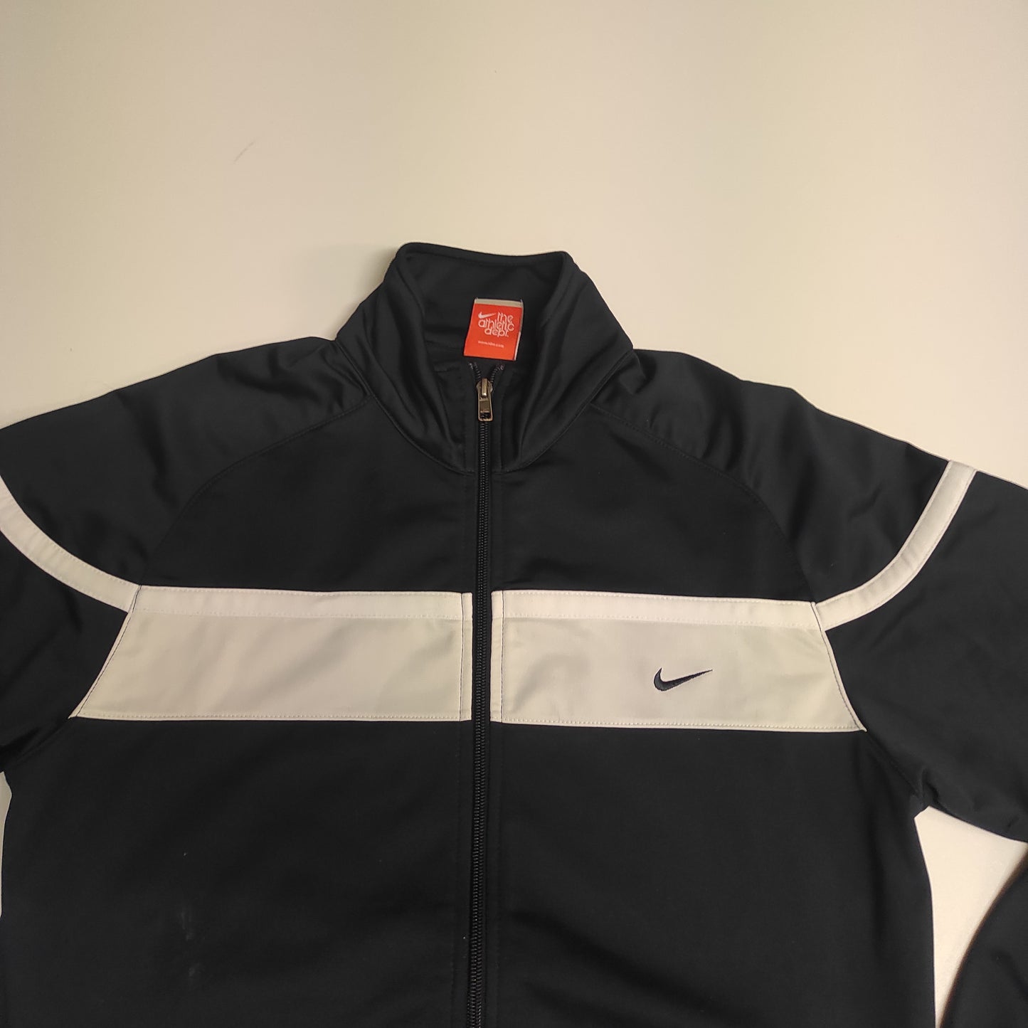 Entdecke unsere Vintage Track Pants von Nike und anderen Marken, erhältlich bei Valuxery.de - Dein Shop für trendige Vintage - Kleidung. Unsere Track Pants sind aus hochwertigen Materialien und