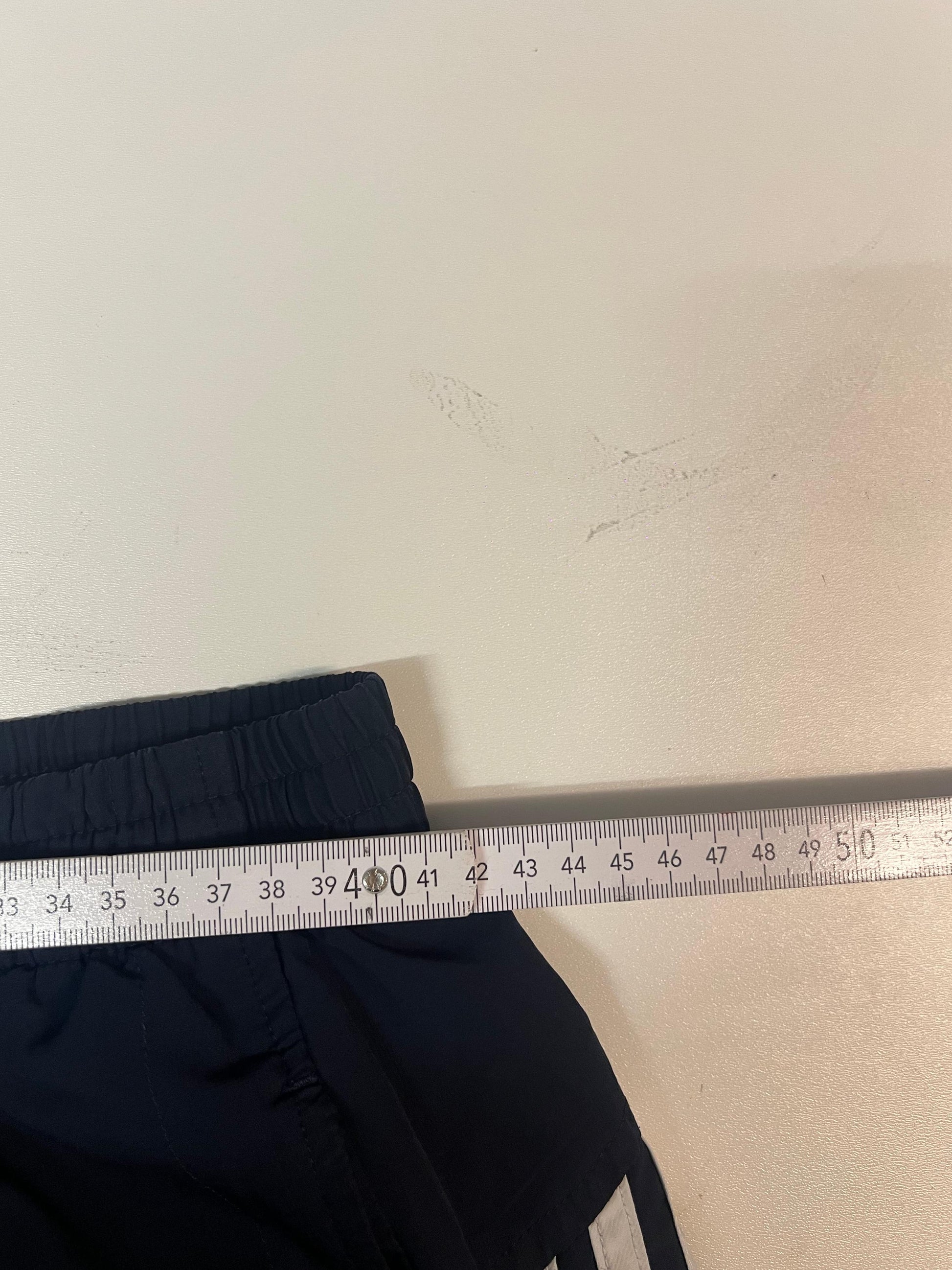 Entdecke unsere Vintage Track Pants von Nike und anderen Marken, erhältlich bei Valuxery.de - Dein Shop für trendige Vintage - Kleidung. Unsere Track Pants sind aus hochwertigen Materialien und