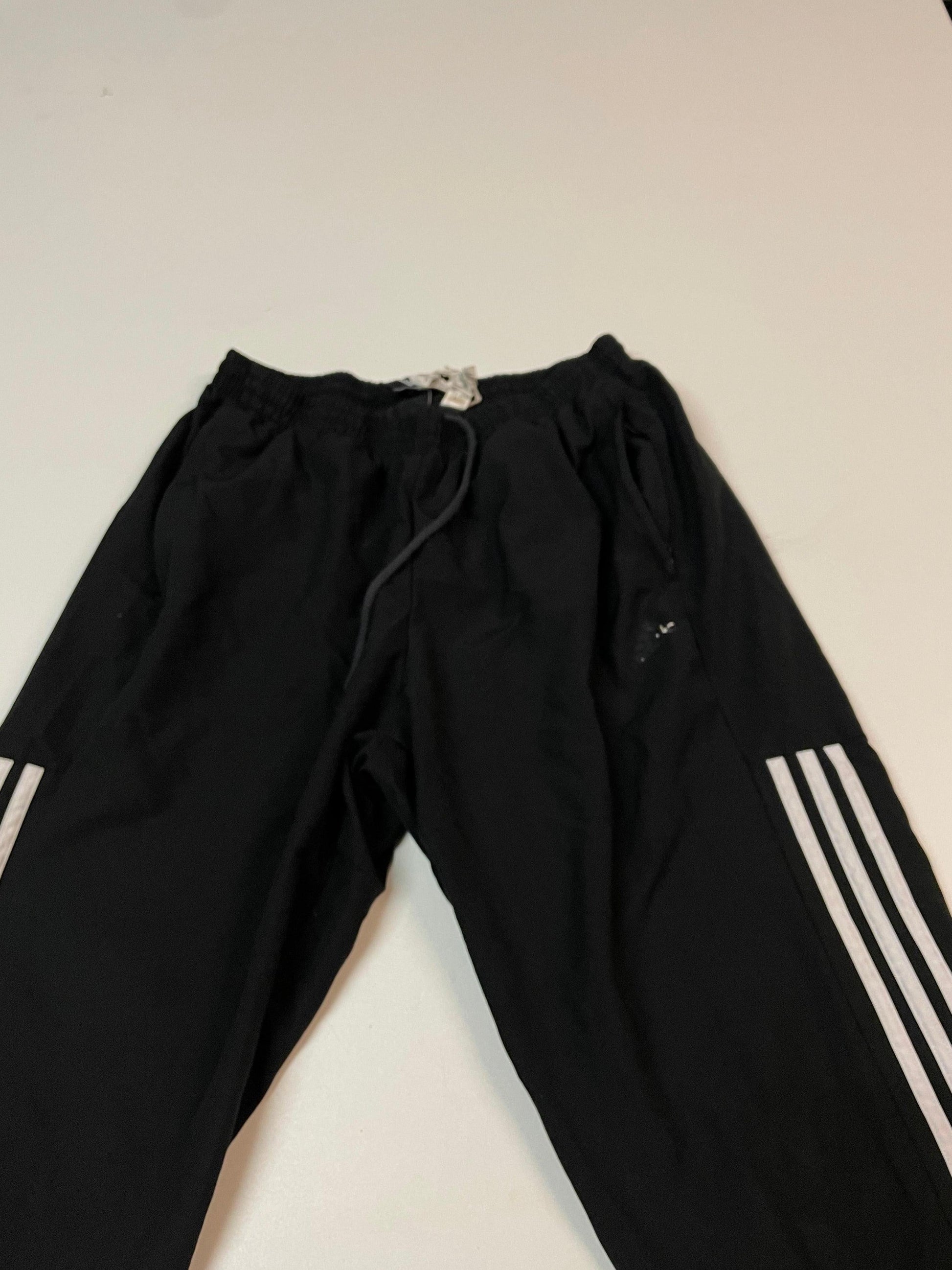 Entdecke unsere Vintage Track Pants von Nike und anderen Marken, erhältlich bei Valuxery.de - Dein Shop für trendige Vintage - Kleidung. Unsere Track Pants sind aus hochwertigen Materialien und