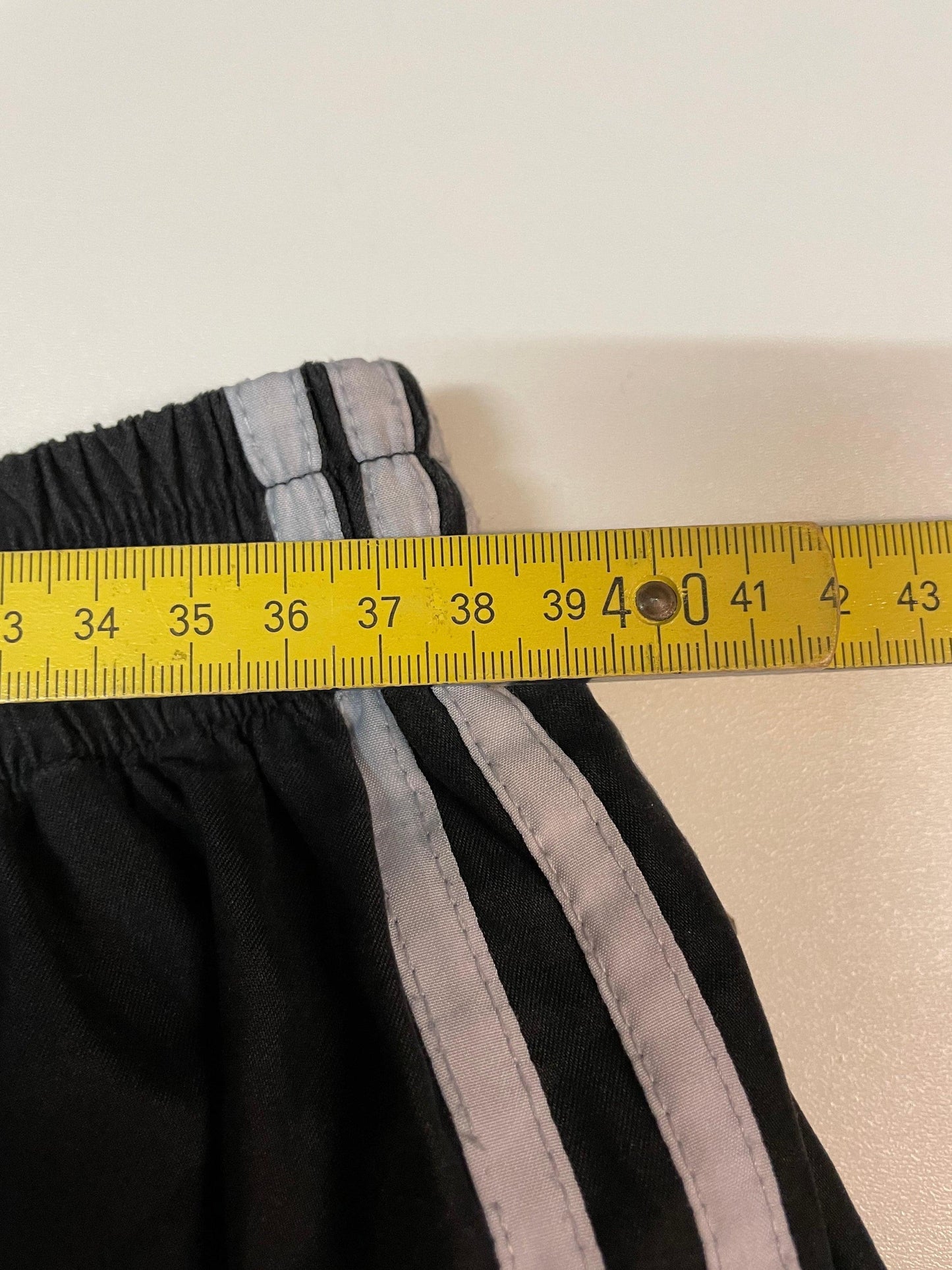 Entdecke unsere Vintage Track Pants von Nike und anderen Marken, erhältlich bei Valuxery.de - Dein Shop für trendige Vintage - Kleidung. Unsere Track Pants sind aus hochwertigen Materialien und