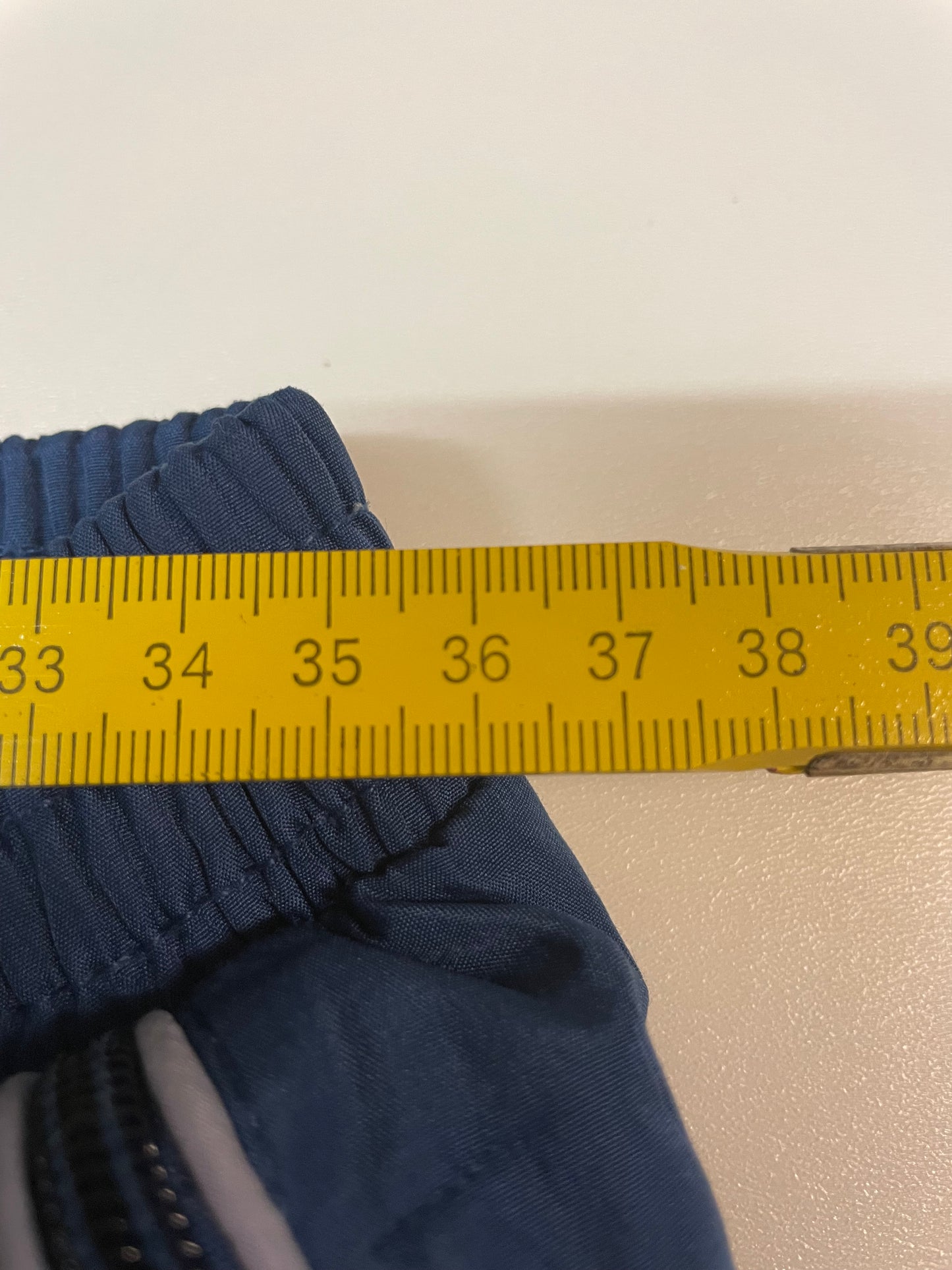 Entdecke unsere Vintage Track Pants von Nike und anderen Marken, erhältlich bei Valuxery.de - Dein Shop für trendige Vintage - Kleidung. Unsere Track Pants sind aus hochwertigen Materialien und
